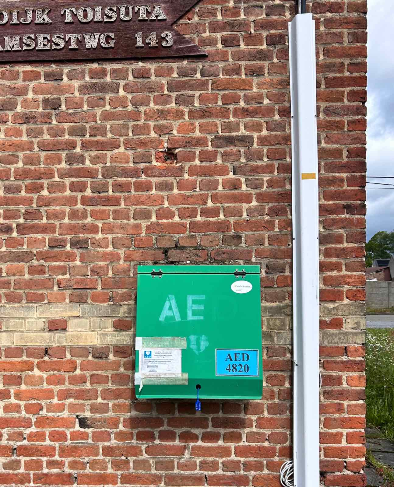 AED Oude pastorie, buitengevel kant parking