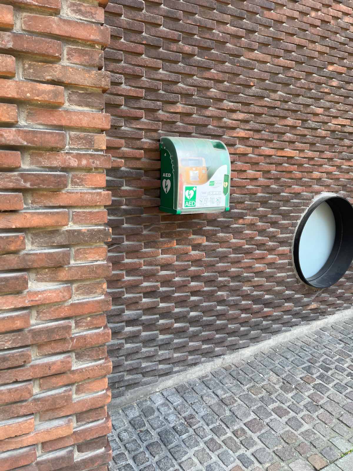 AED Naast de inkom van de bibliotheek - vanaf winkelstraat na 30m net achter hoekje