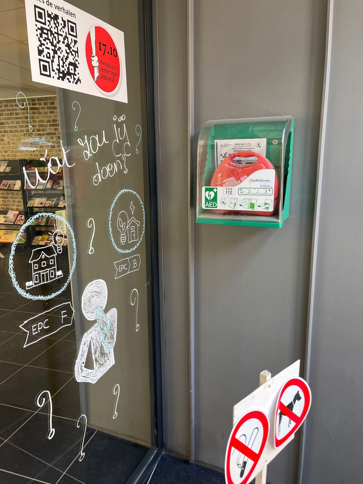 AED In het inkomsas van het Sociaal Huis tijdens openingsuren