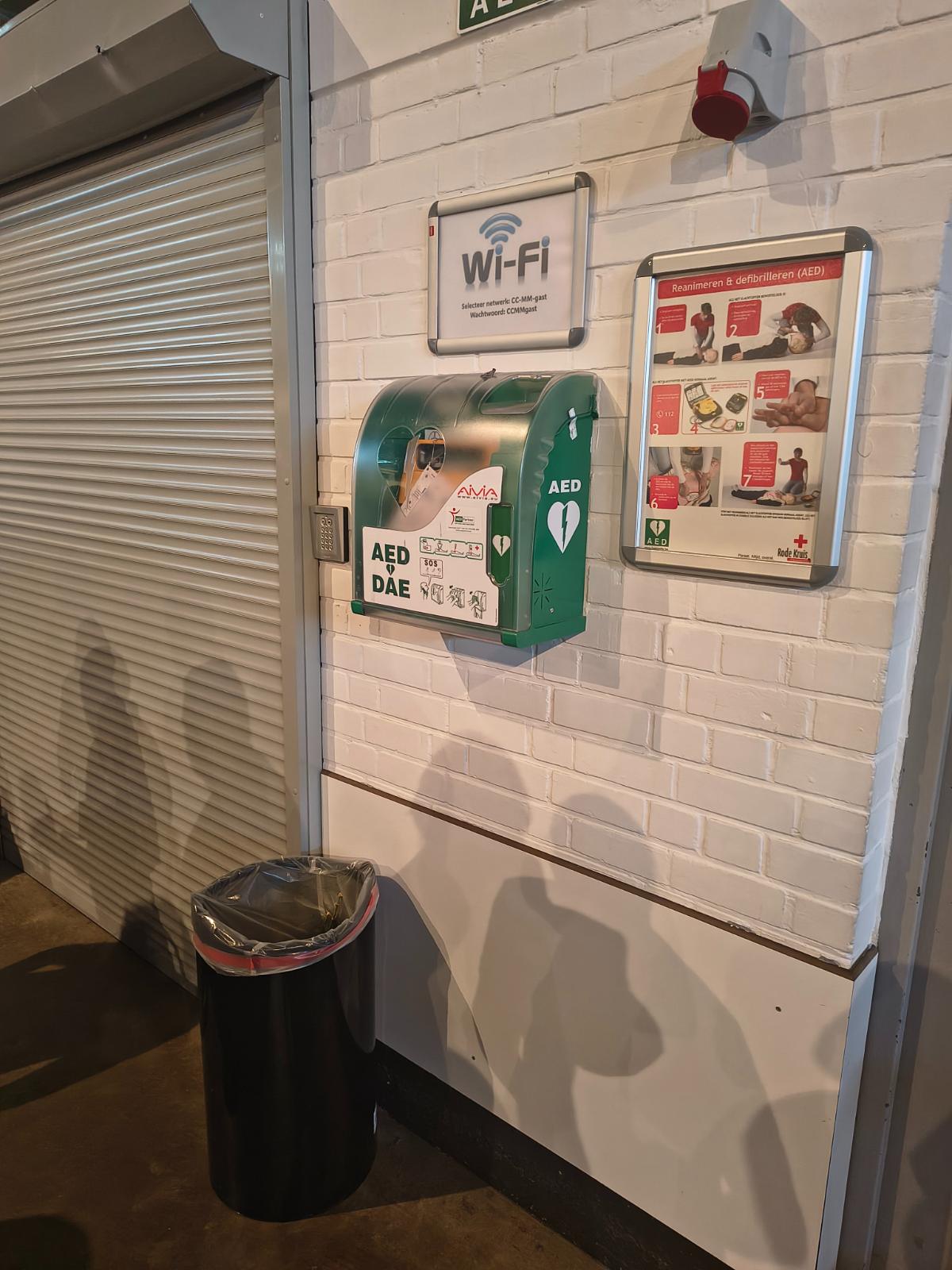 AED in de polyvalente zaal van het cultureel centrum