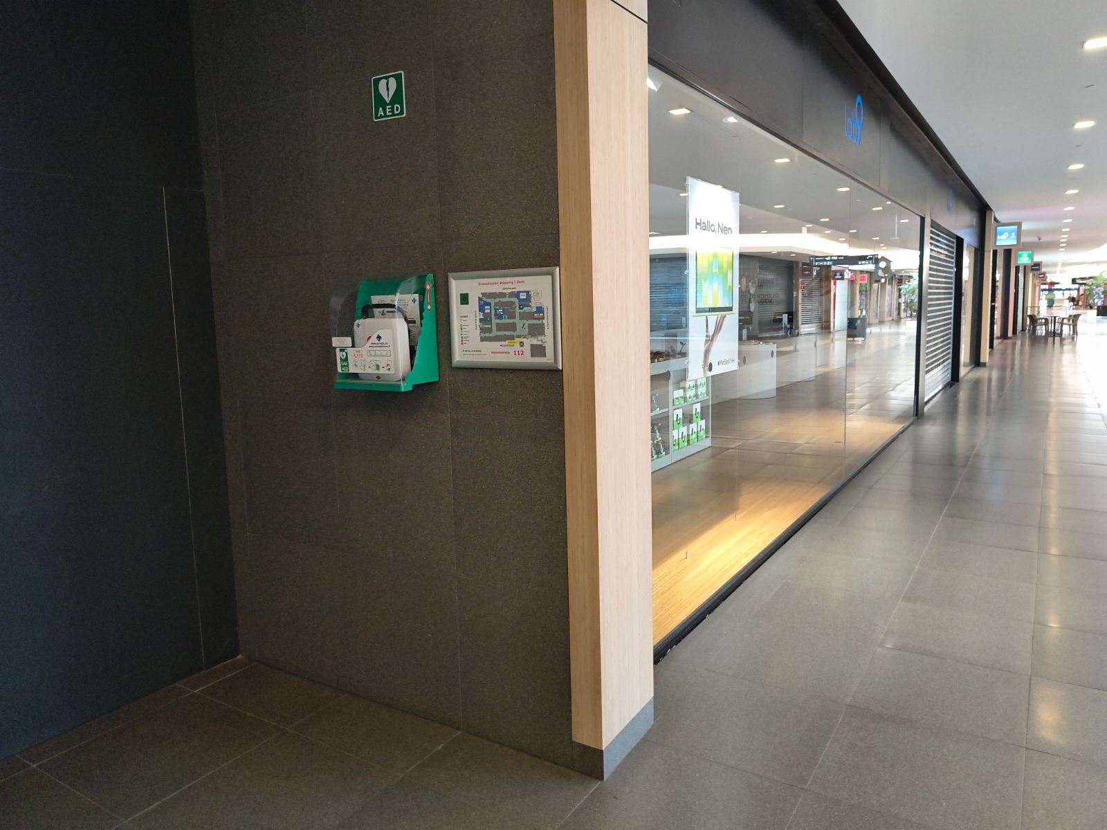 AED Aan de twee roltrappen en de glazen lift...
Naast de winkel lab 9 in de hoek.