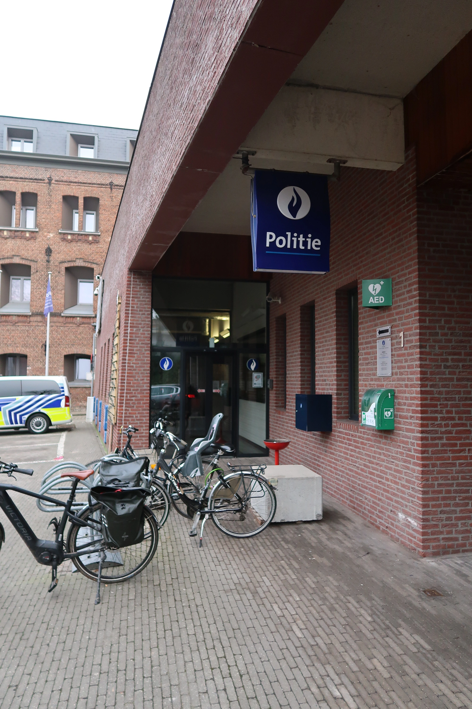 AED Tegen de voorgevel van het politiekantoor, rechts van de ingang