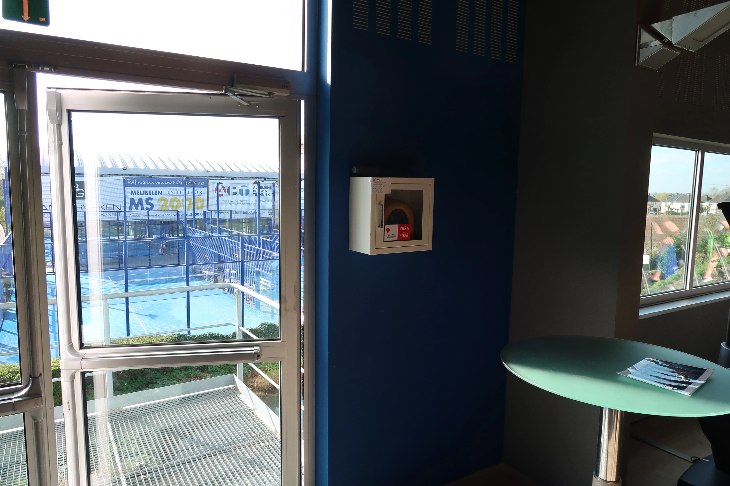 AED binnen in de fitnessruimte van Grand Slam, naast de deur naar de buitentrap