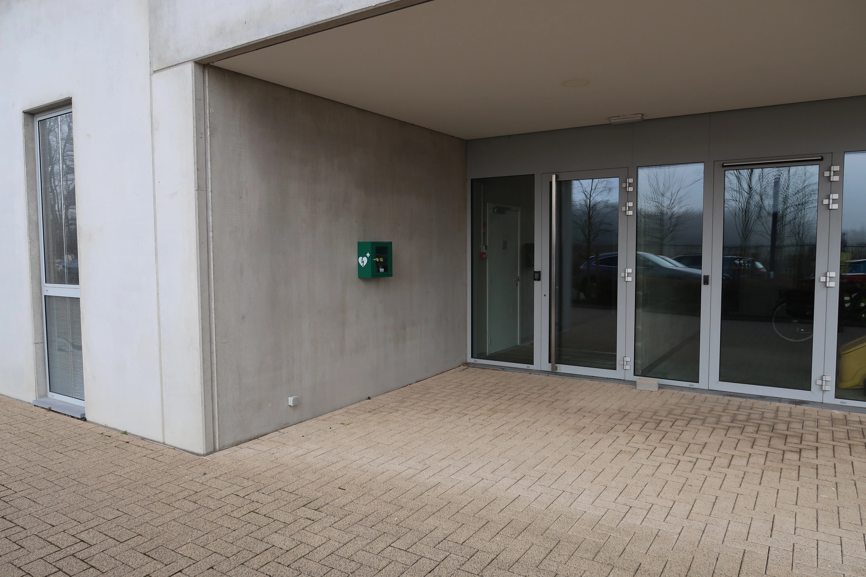 AED Buiten bij de ingang van Stadsbader