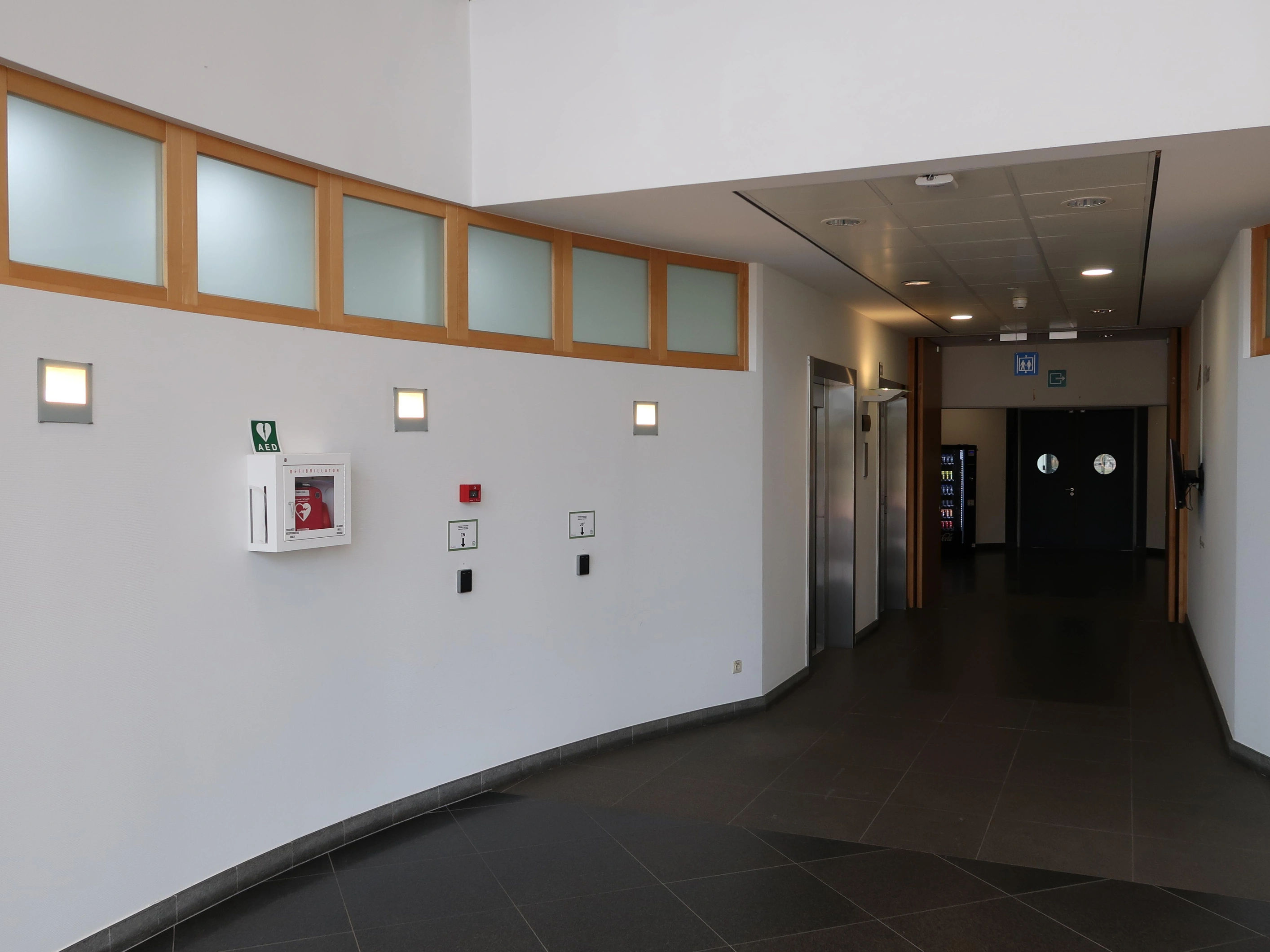 AED Binnen in de inkomhal achteraan links in Corda 5