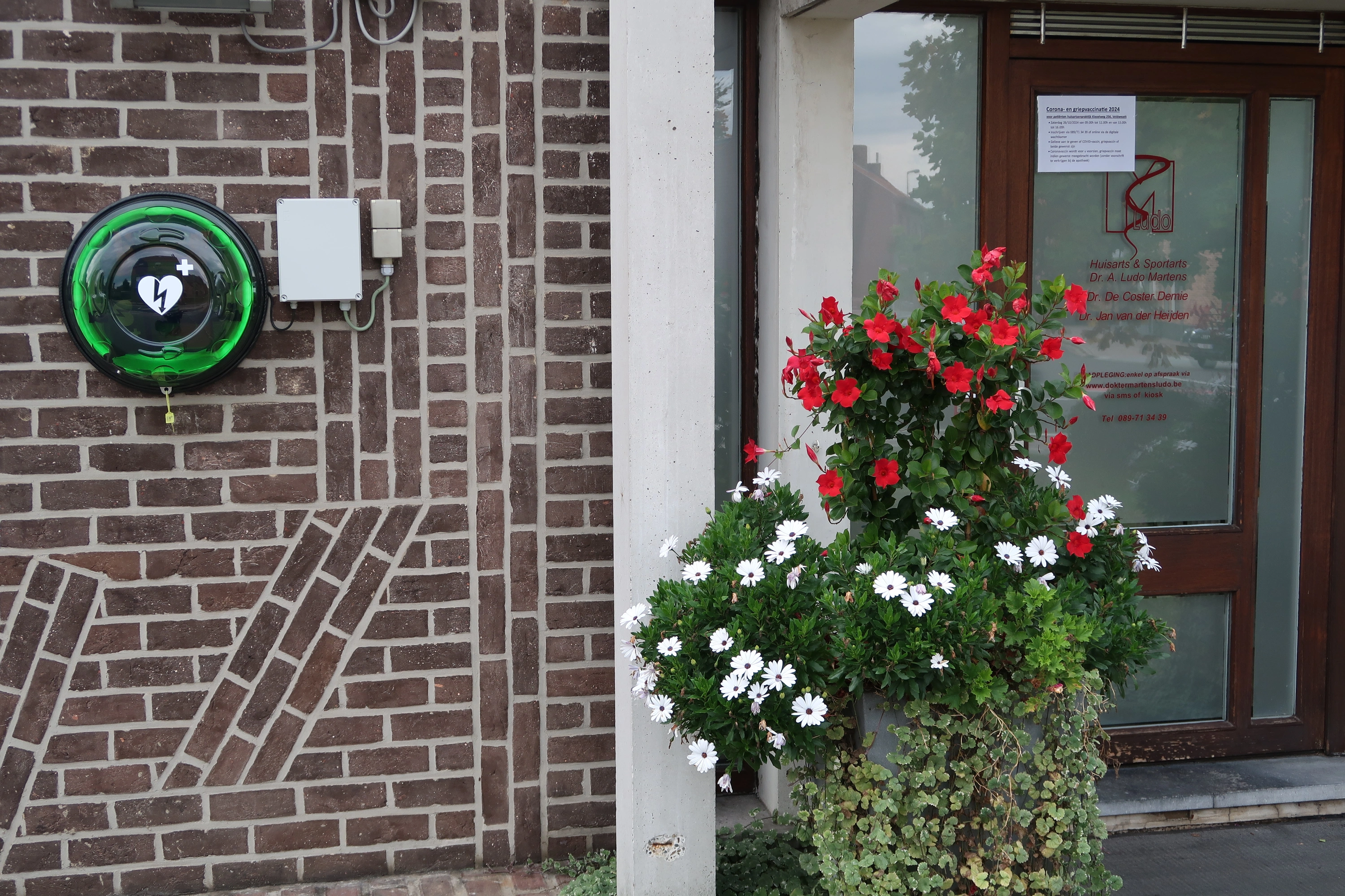 AED Tegen de voorgevel naast de ingang van de huisartsenpraktijk