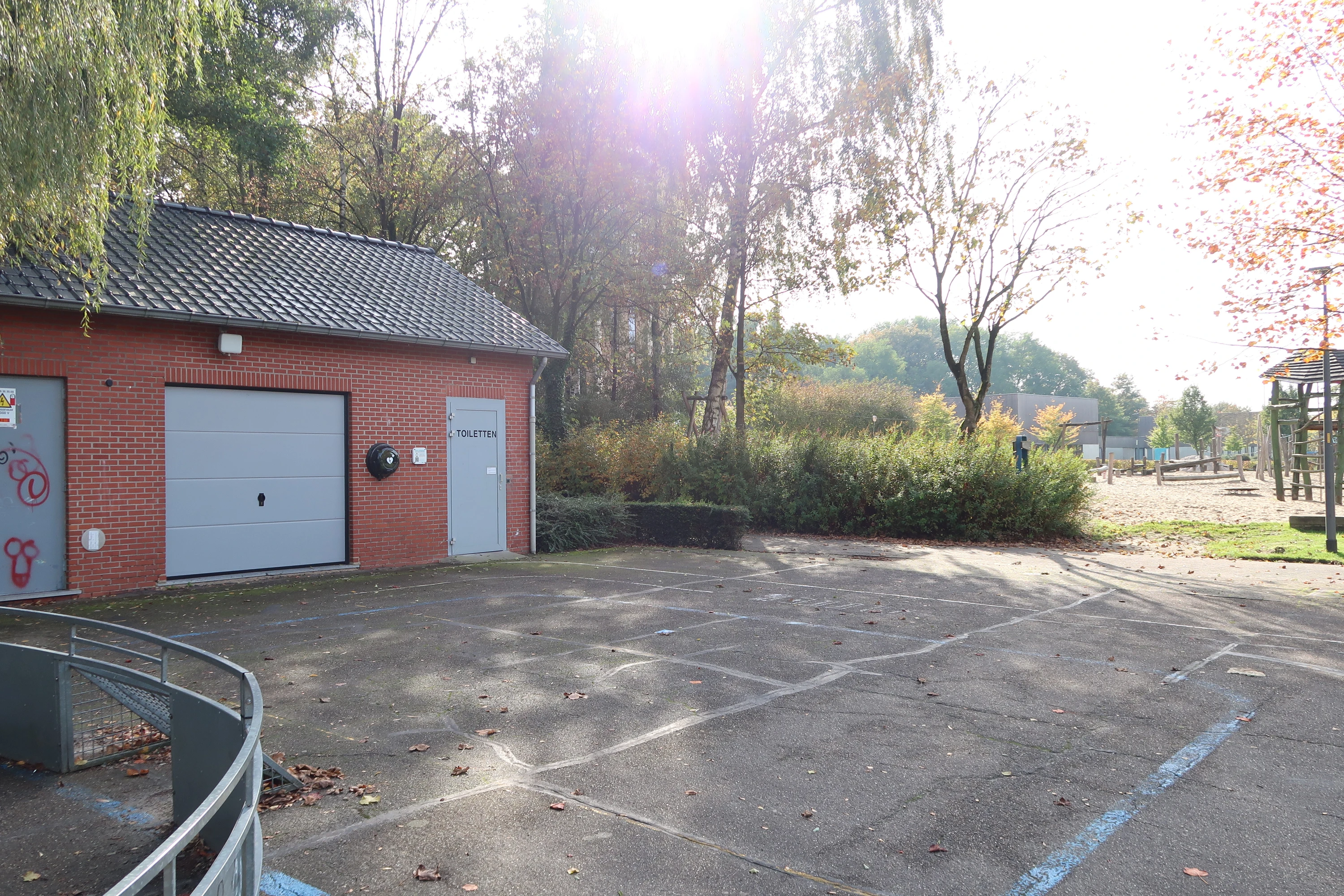 AED Buiten tegen het dienstgebouw aan het basketveld van Boneput