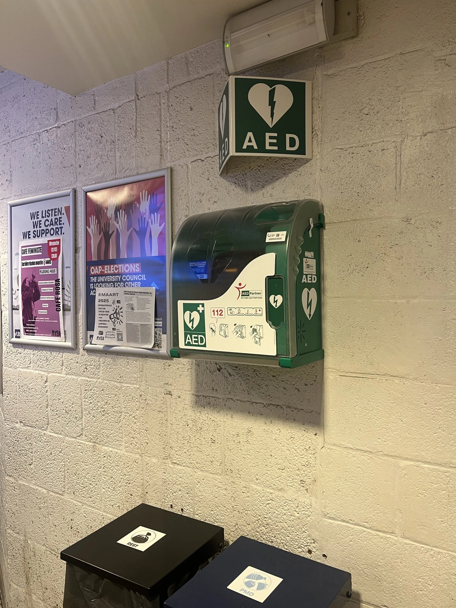 AED VUB entrance to buildings E and F: In the main entrance hall, level 1 ("esplanade level", street level + 1) be