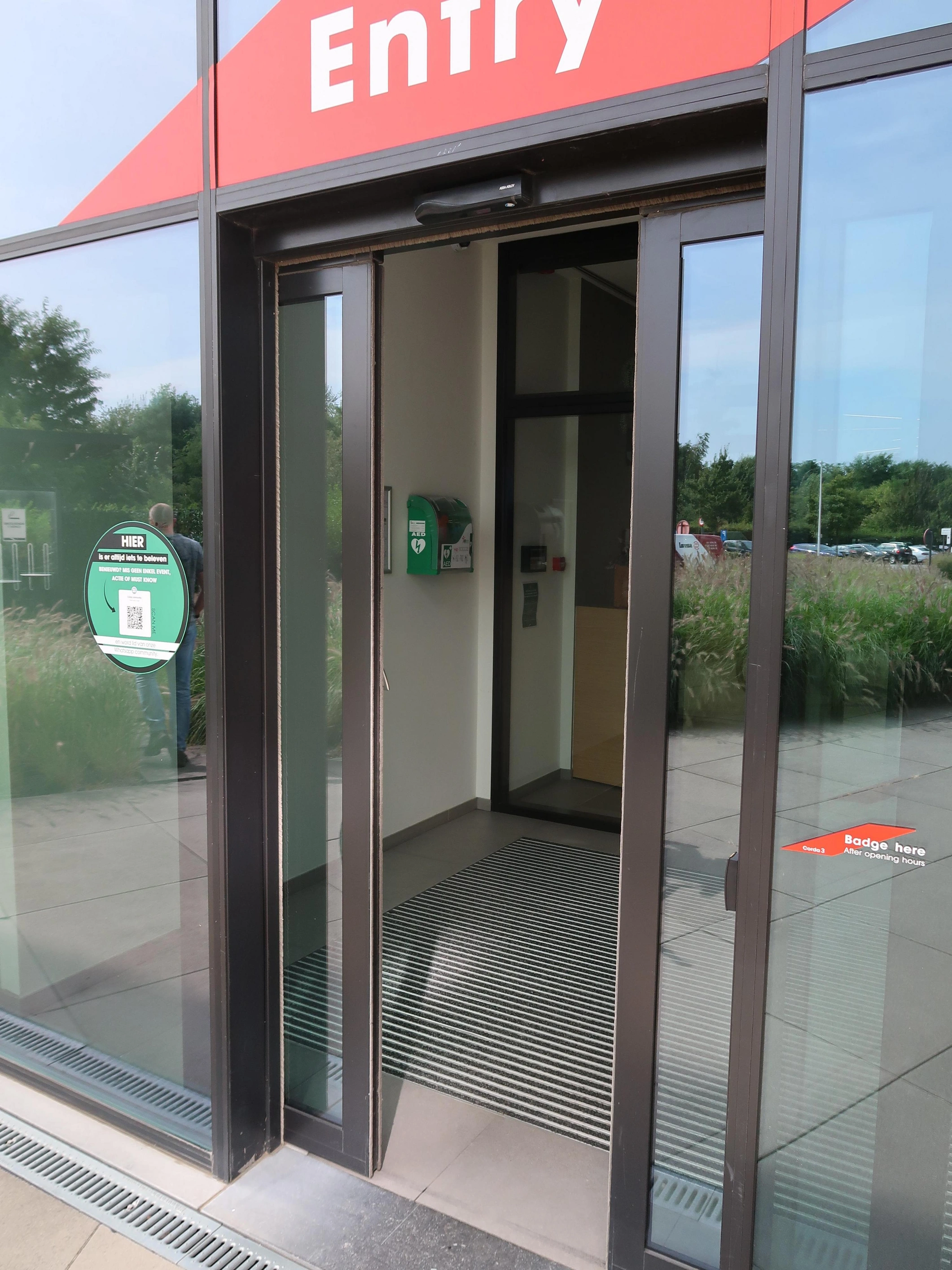AED binnen in de inkomhal van Corda 3