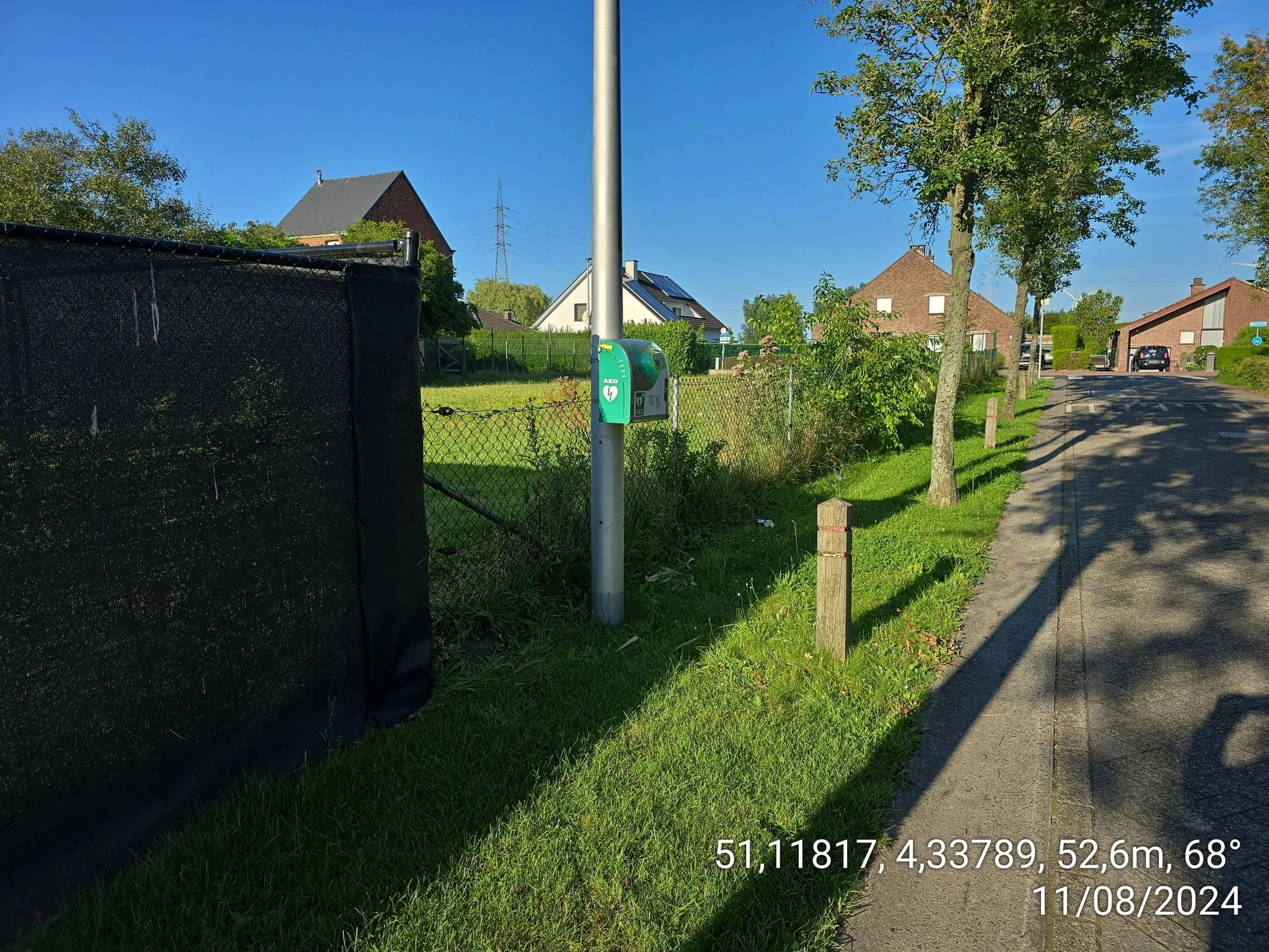 AED Aan de eerste lantaarnpaal in de Paepevelden, veertig meter van de kruising met de Consciensestraat.