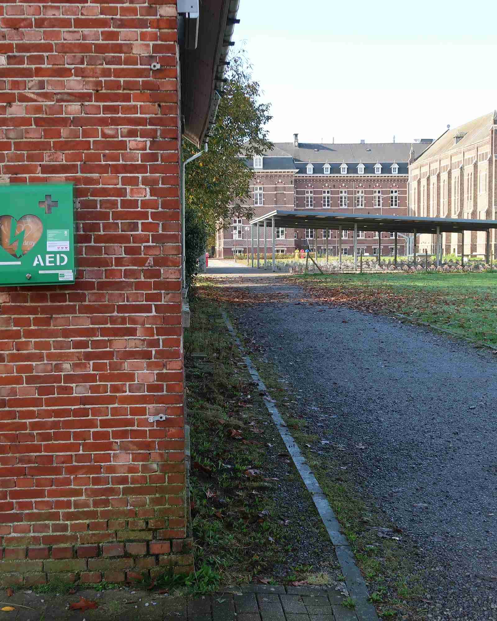 AED In het kloosterpark om de linkerhoek van de oude boerderij (kant van de Kerkdijk)