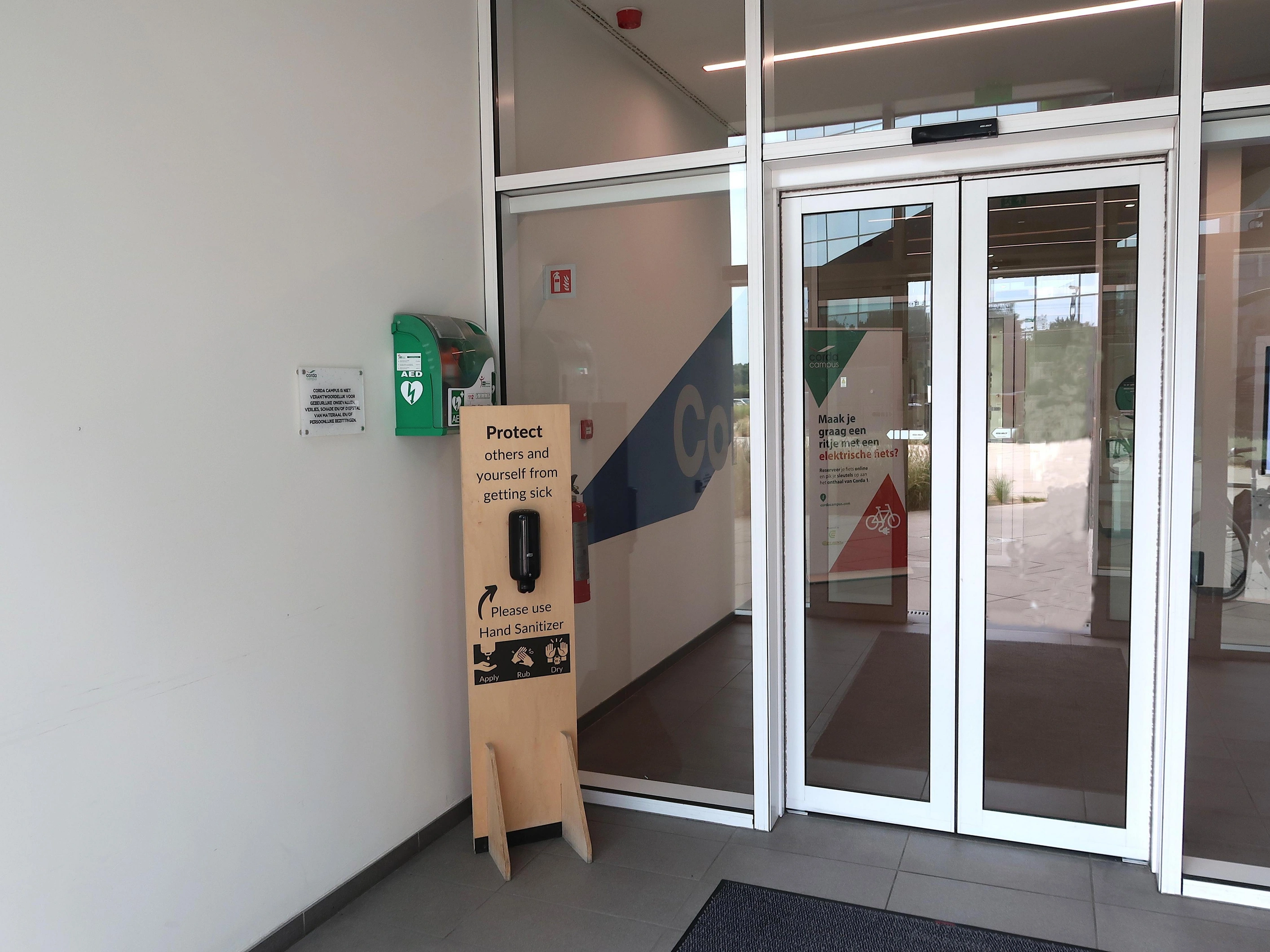 AED binnen in de inkomhal van Corda 2