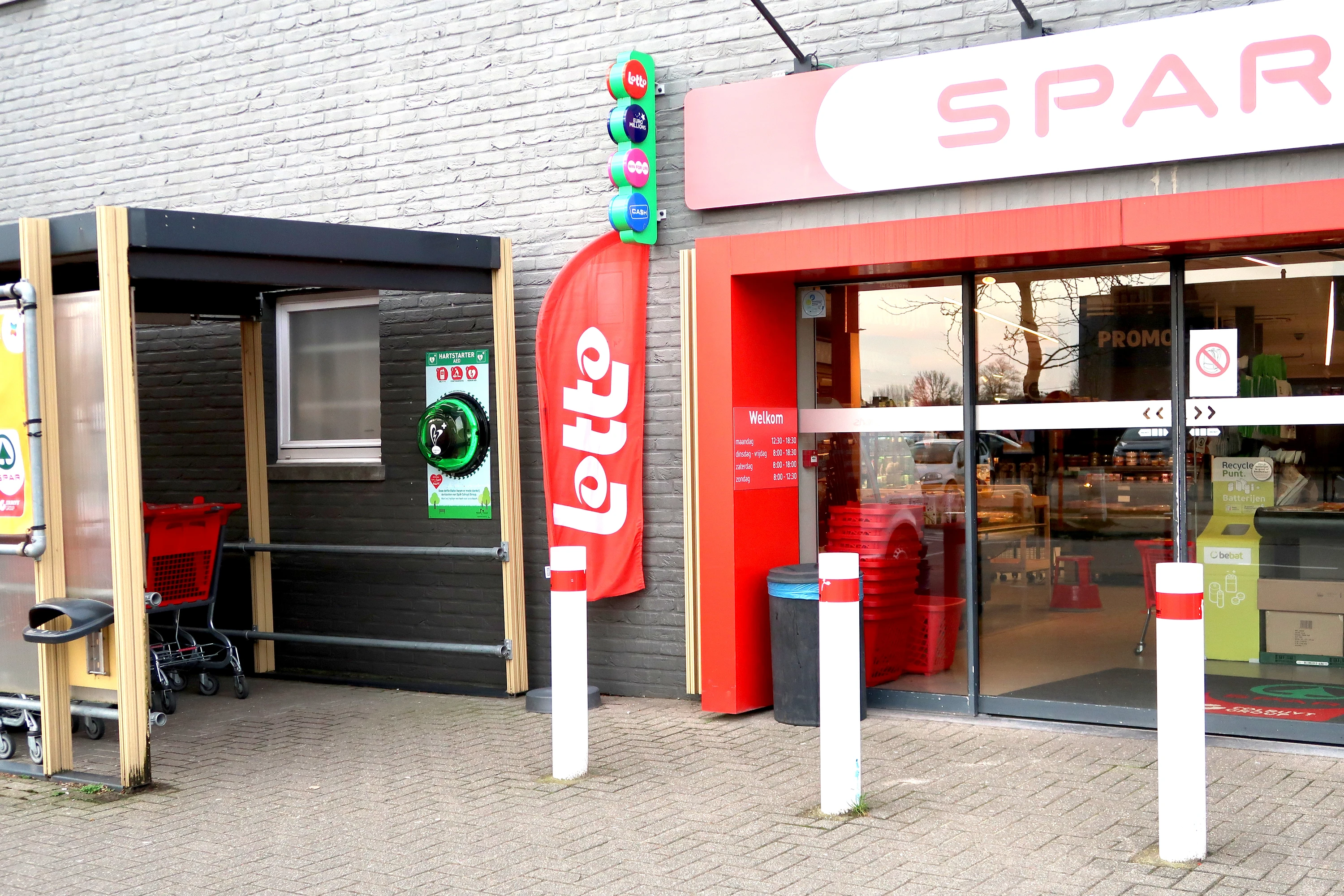 AED Buiten links van de ingang van de Spar bij de karretjes