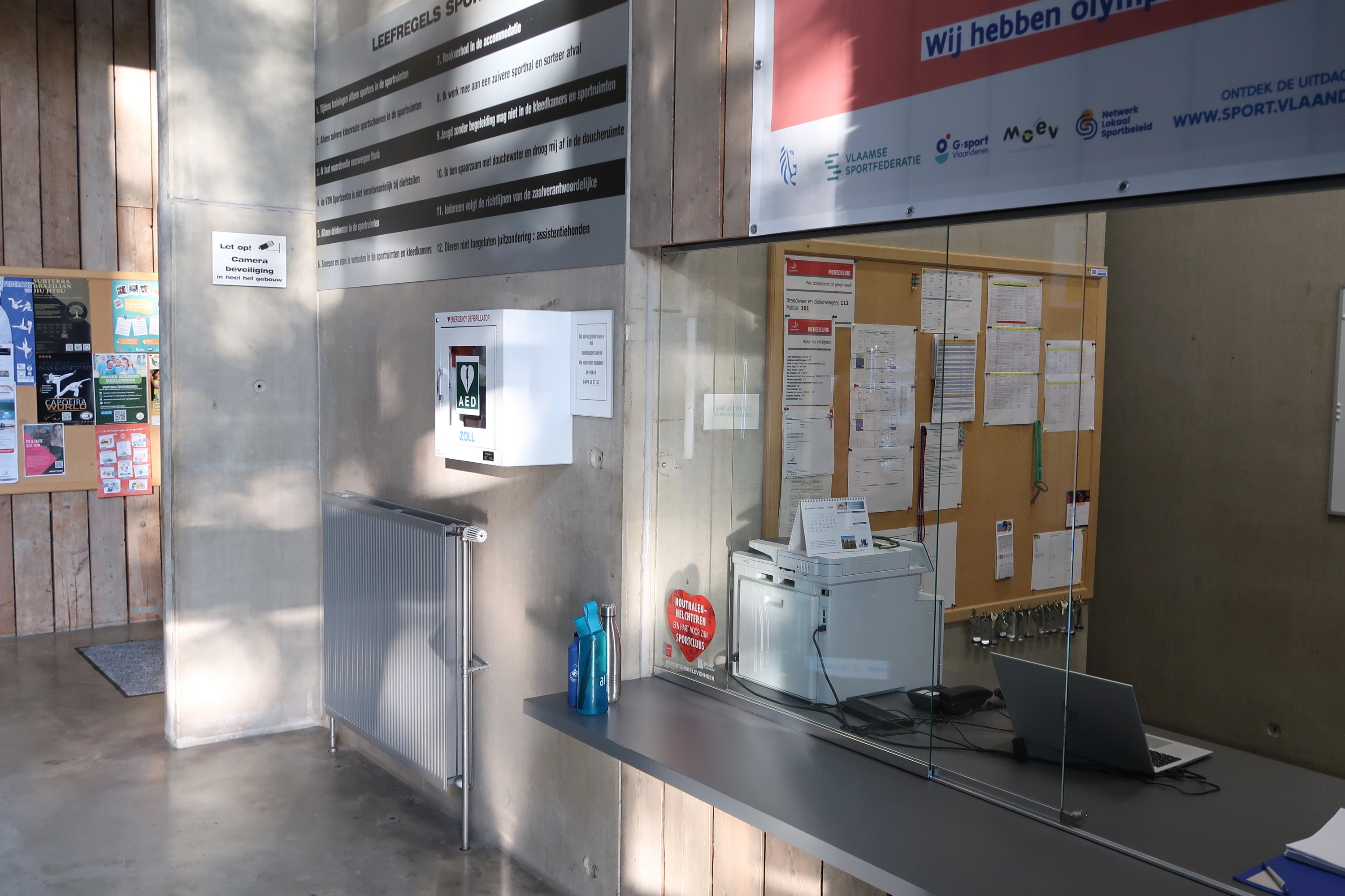 AED In de inkomhal van sporthal Lakerveld, links van de onthaalbalie