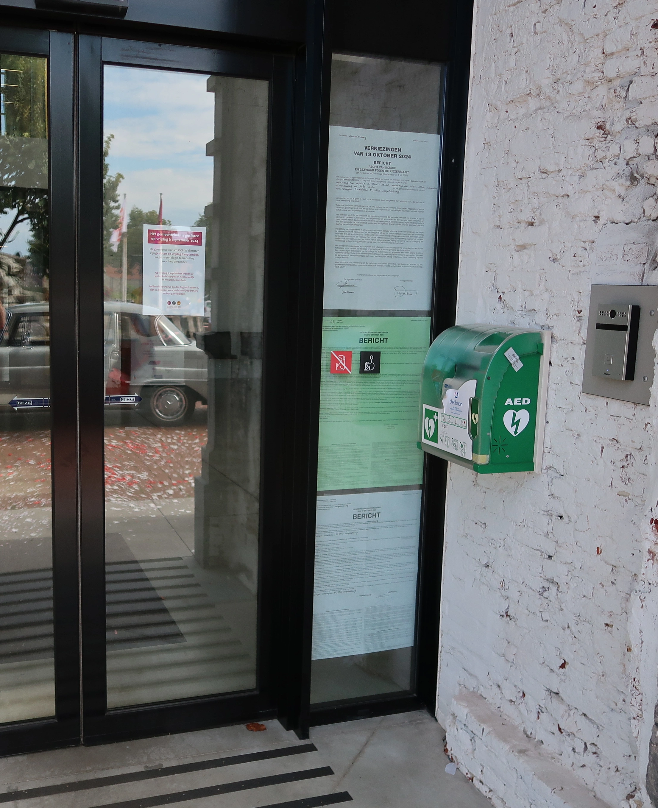 AED buiten bij de ingangsdeur van het gemeentehuis
