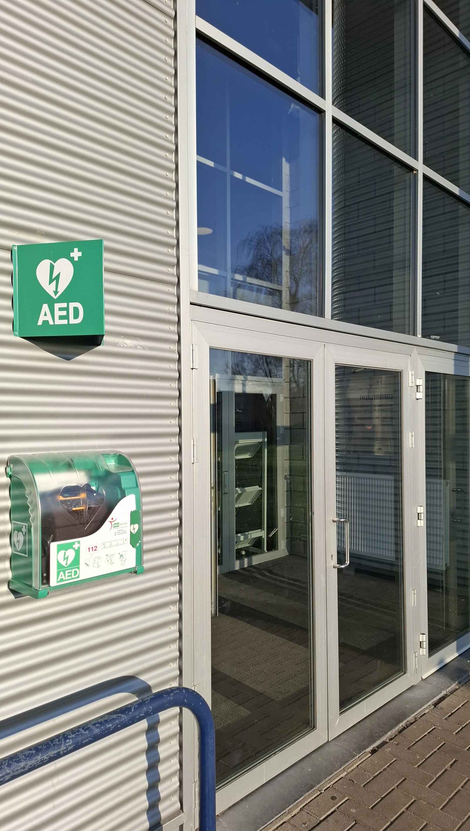 AED Buiten aan hoofdingang Ontmoetingscentrum Polderbos (OCP)