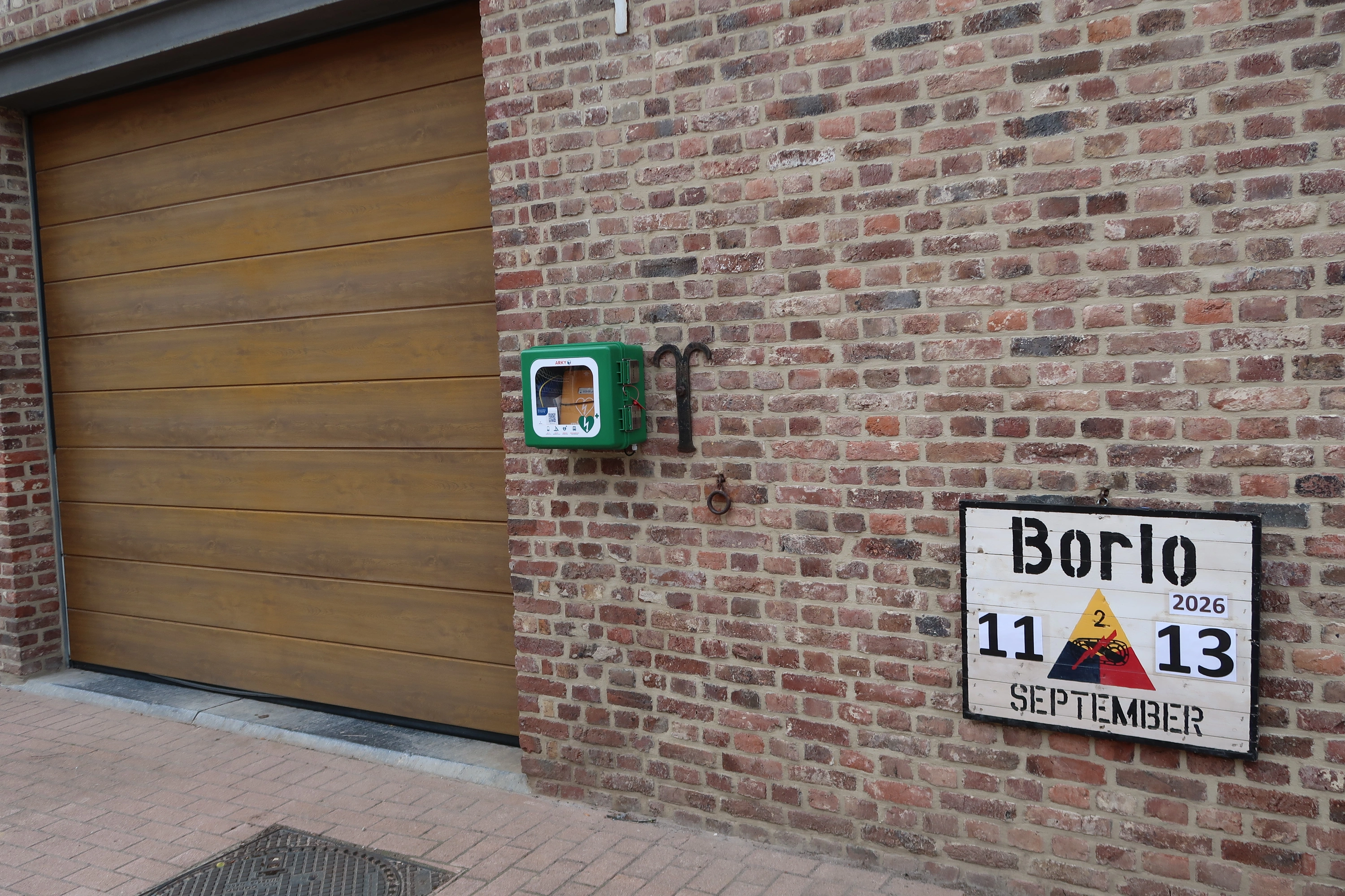 AED Tegen de straatgevel links van de ingangspoort van het Pachthof