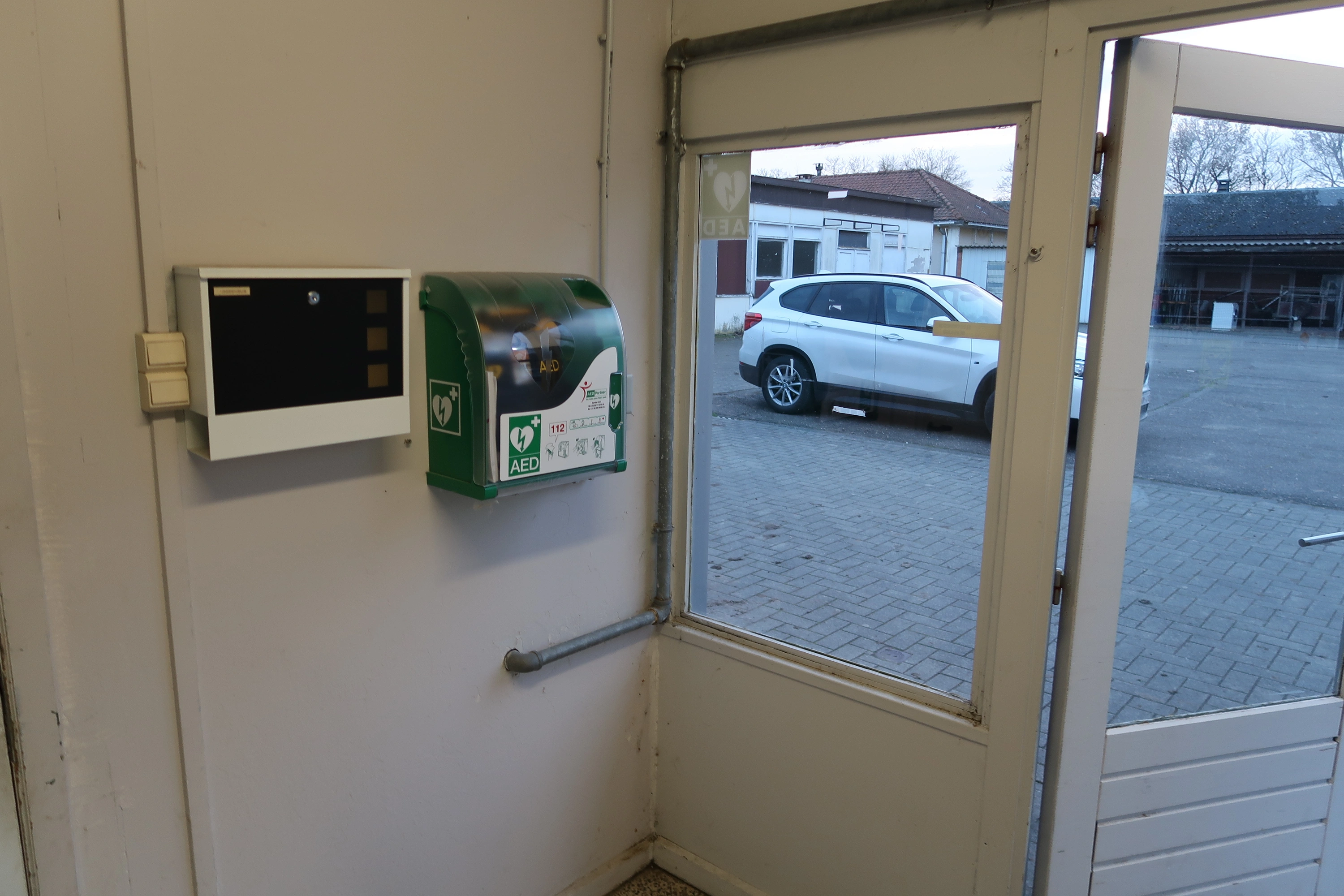 AED Binnen in de hal naar de kantine van de voetbal en het clublokaal van de hondenschool