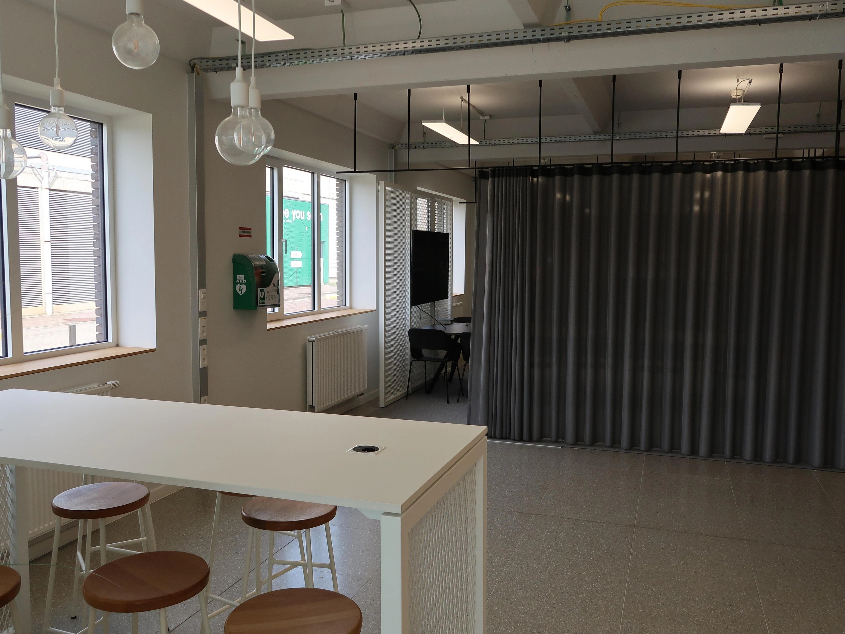 AED In de inkomhal van Corda Incubator links