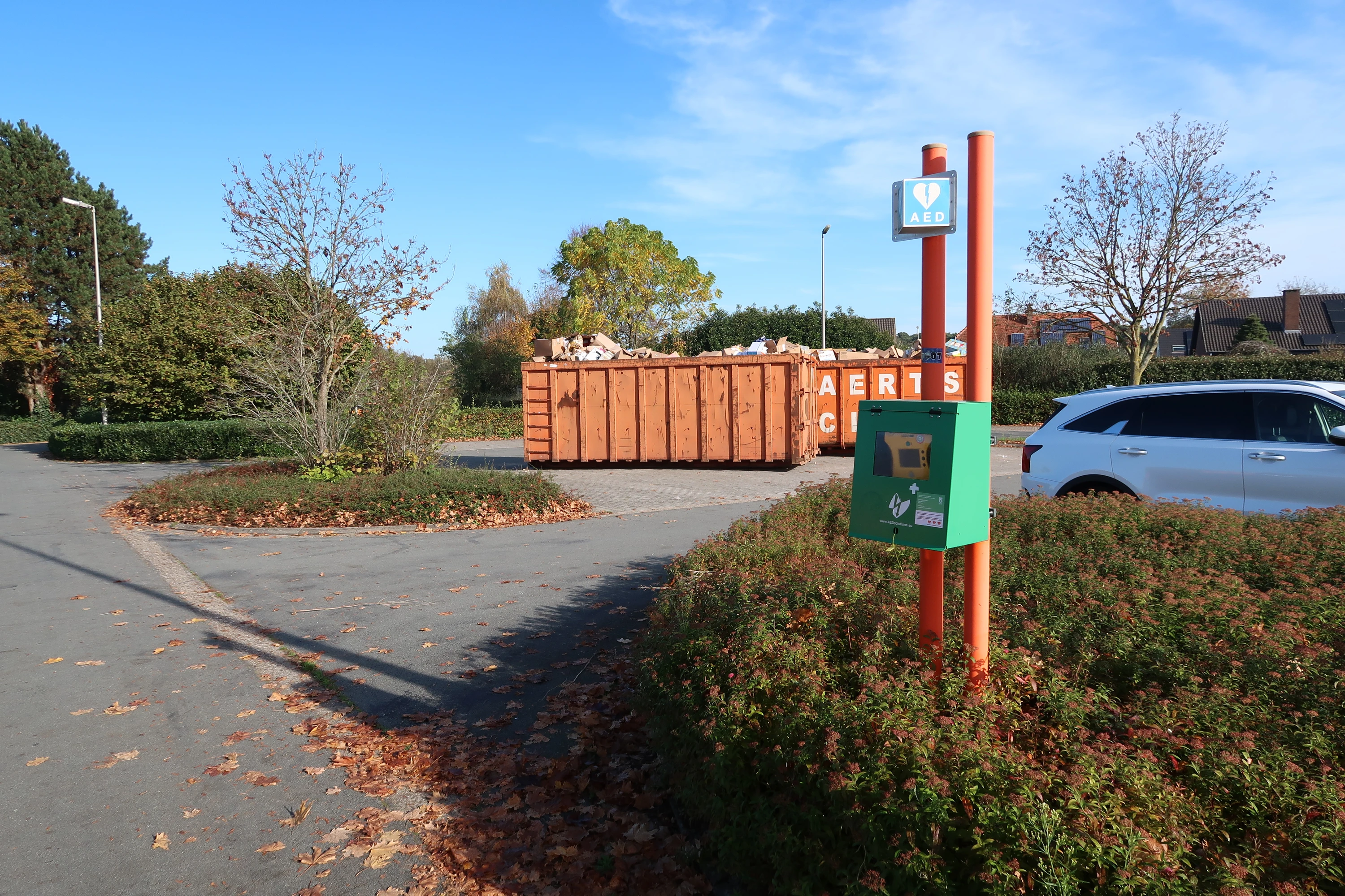 AED Op de parking van voetbal Esperanza, onder de lantaarnpaal, links van de weg naar de poort