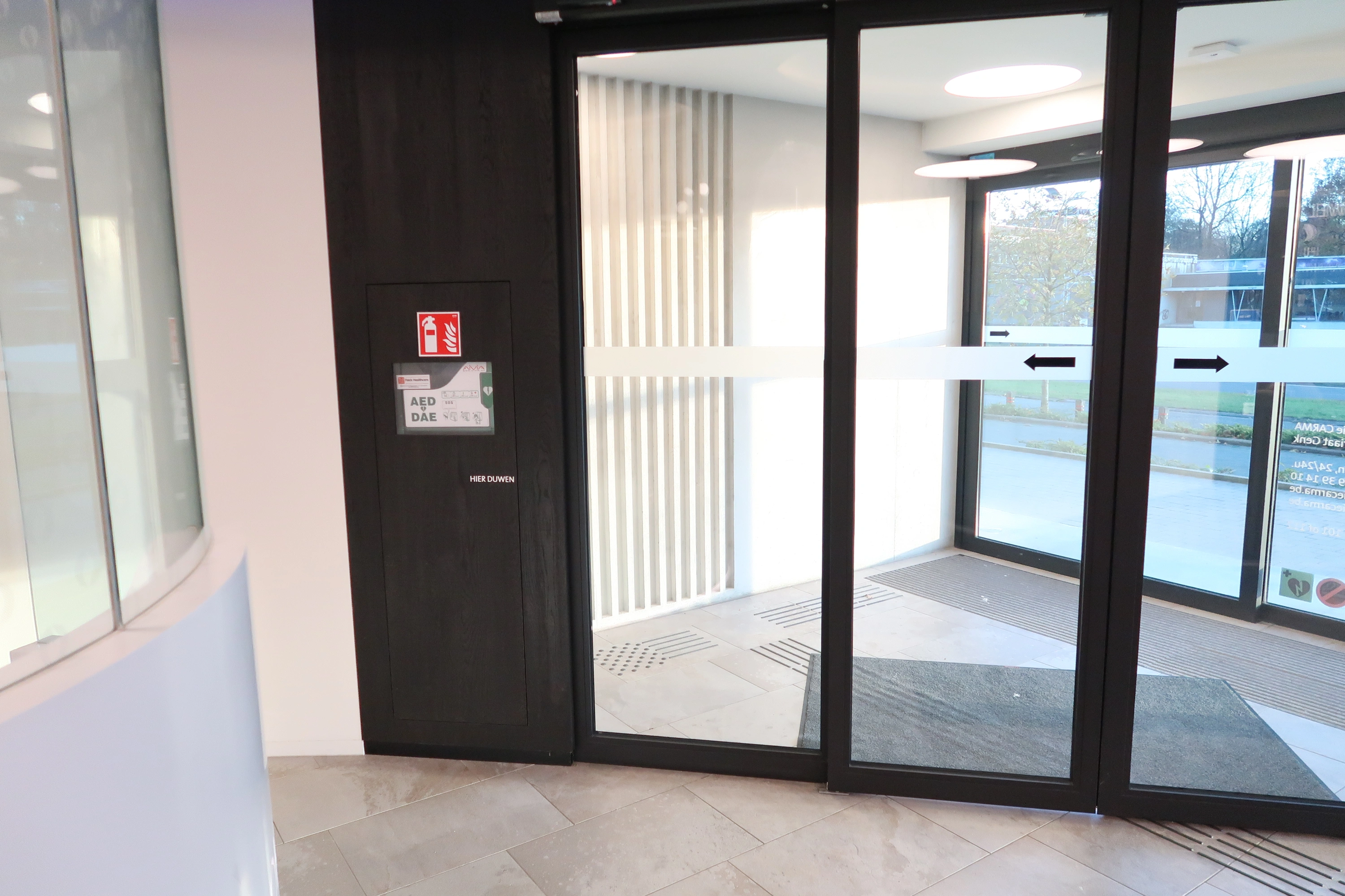 AED In de wachtzaal van het pollitiekantoor, rechts voorbij de deur in een kast