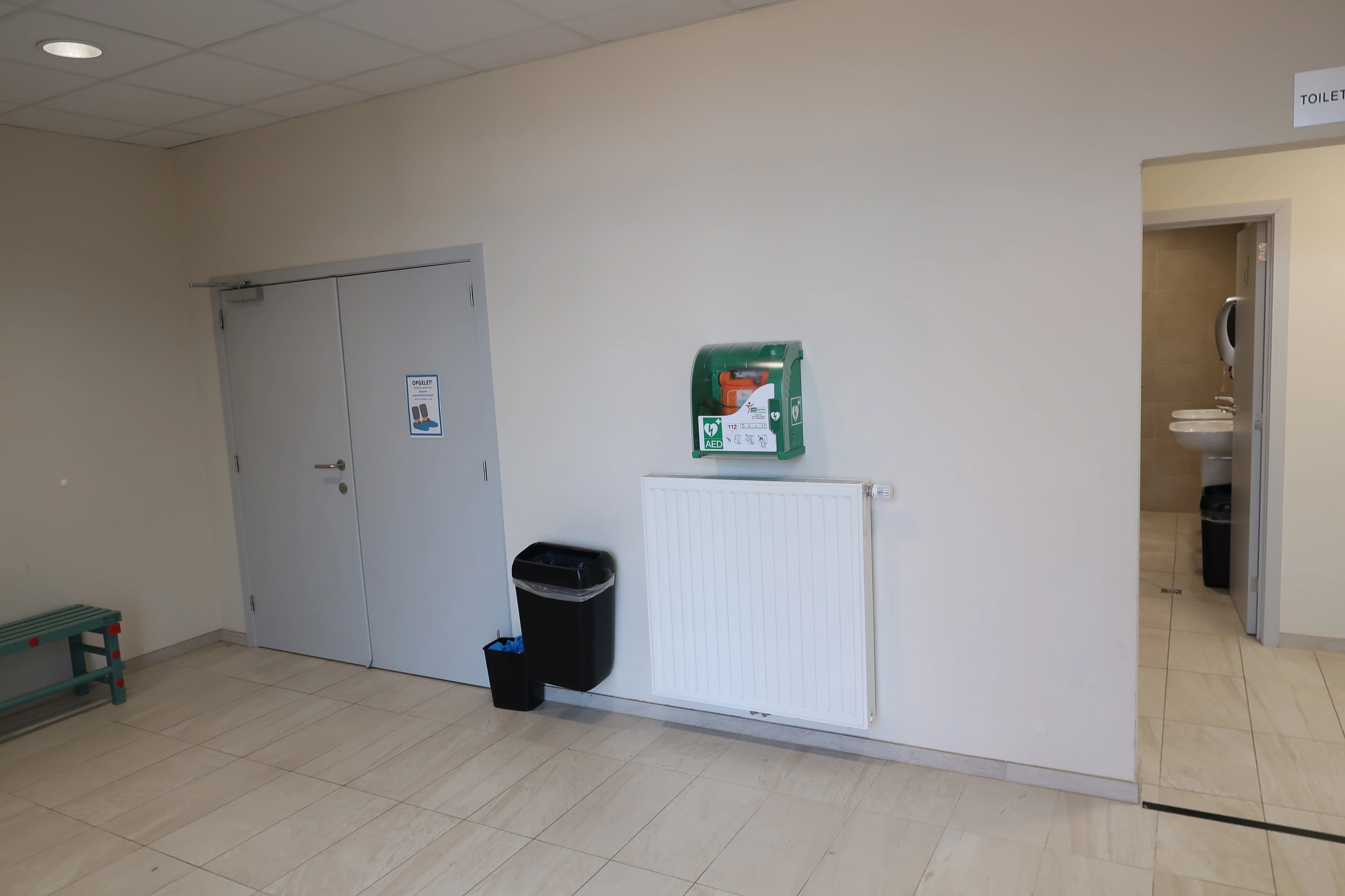 AED In de inkomhal van de sporthal/zwembad in Rotem