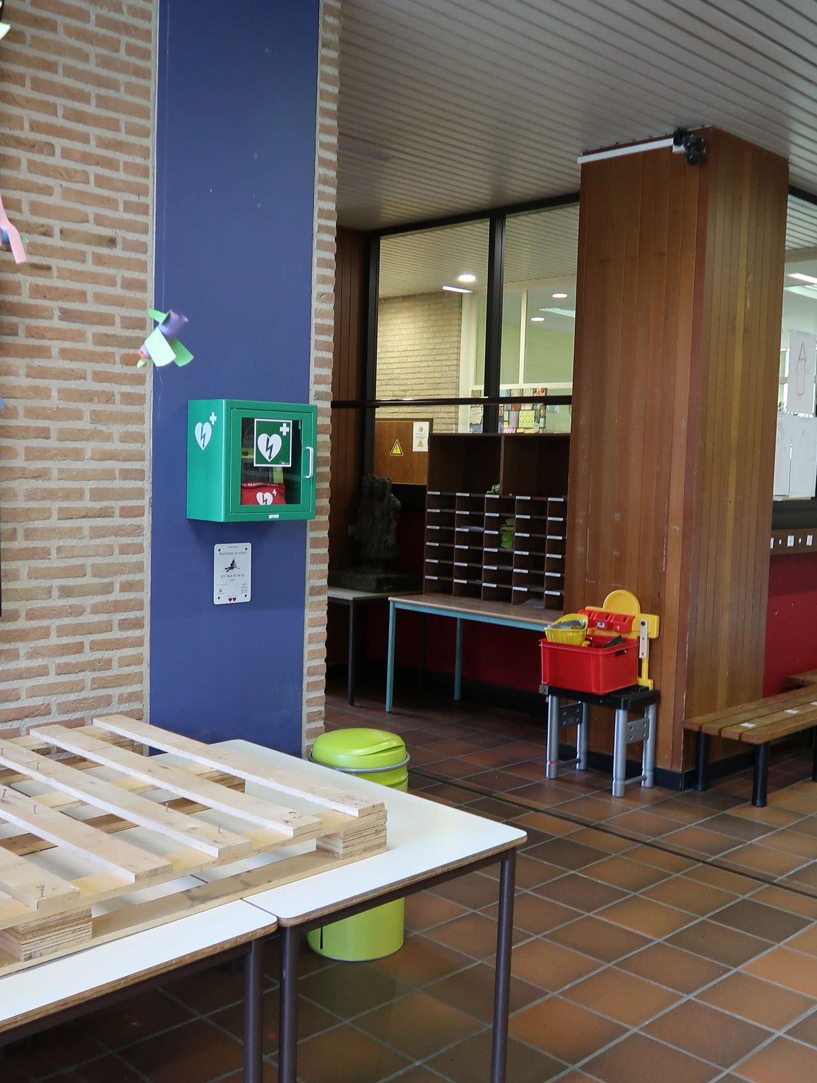 AED Binnen in de inkomhal van de school bij de kantoren ingang Zonneveldweg