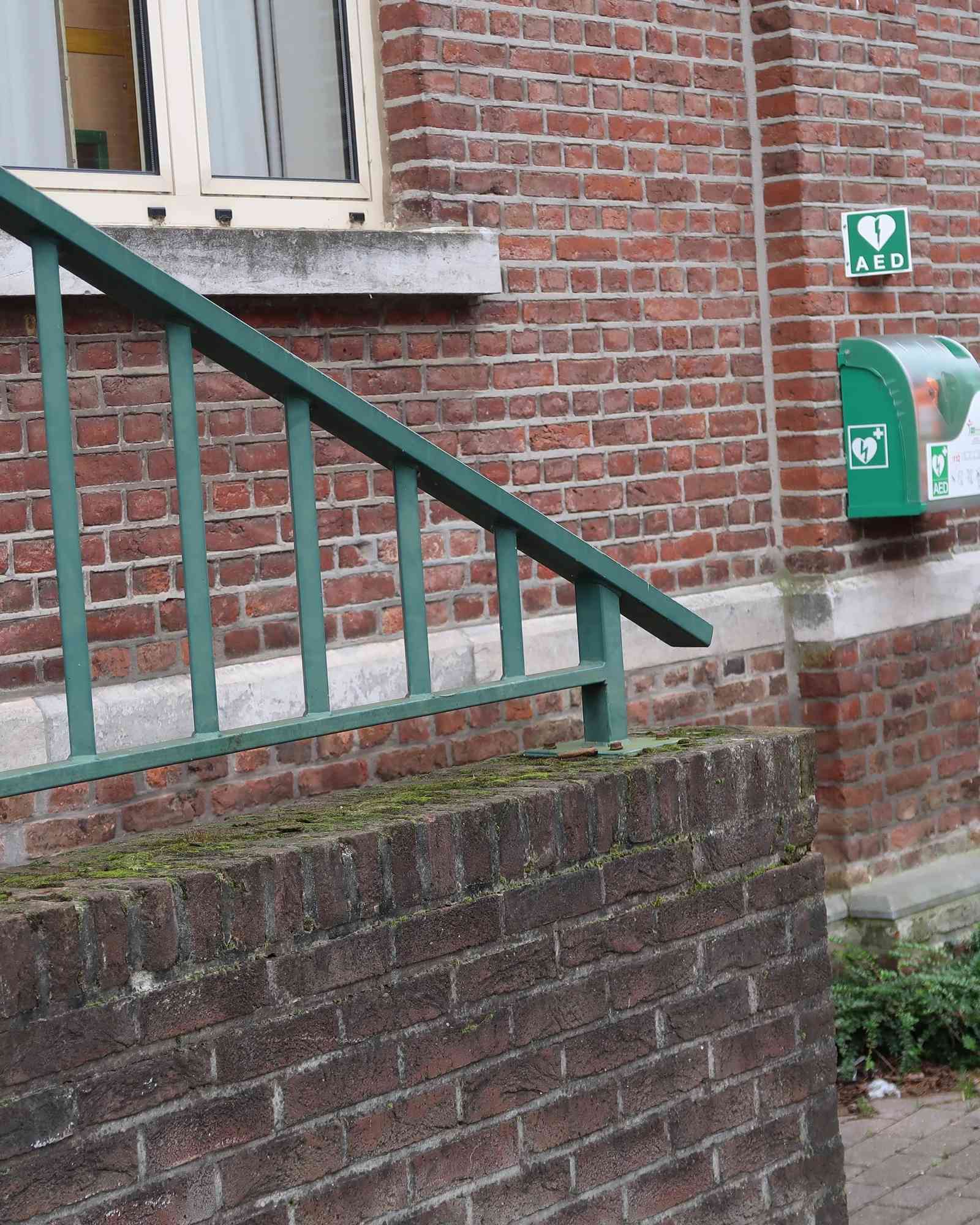 AED Buiten tegen de linkerzijgevel van het vroegere gemeentehuis in de Winkelstraat