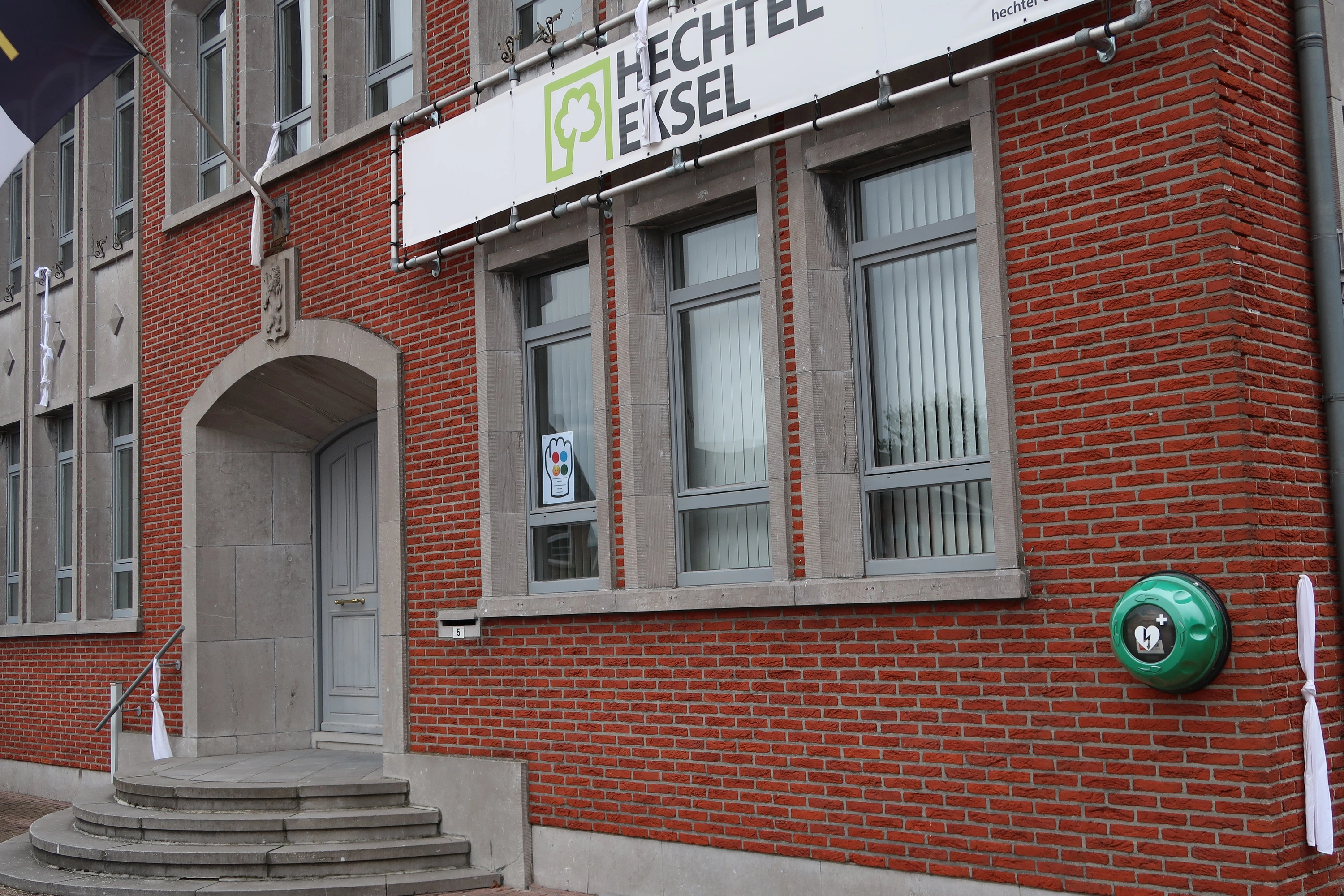 AED Tegen de voorgevel (rechts) van het gemeentehuis in Hechtel