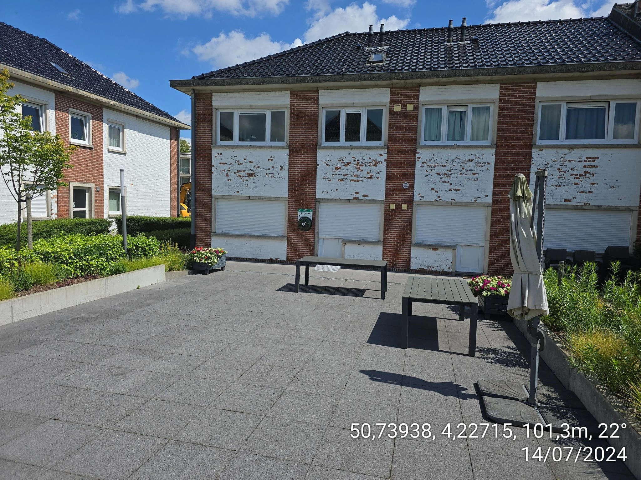 AED Achterkant huis nummer 99.