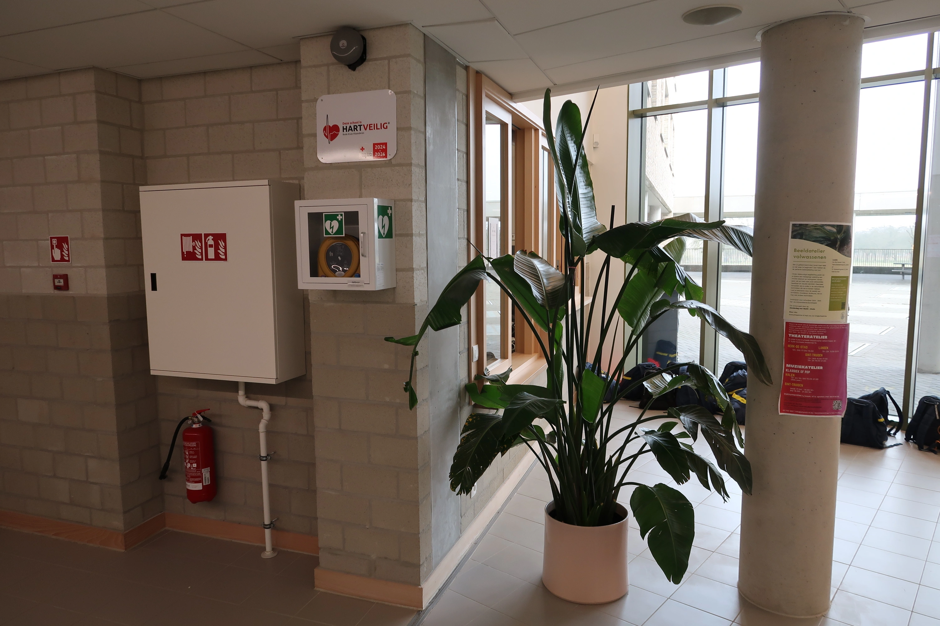 AED Binnen in de school links van het onthaal