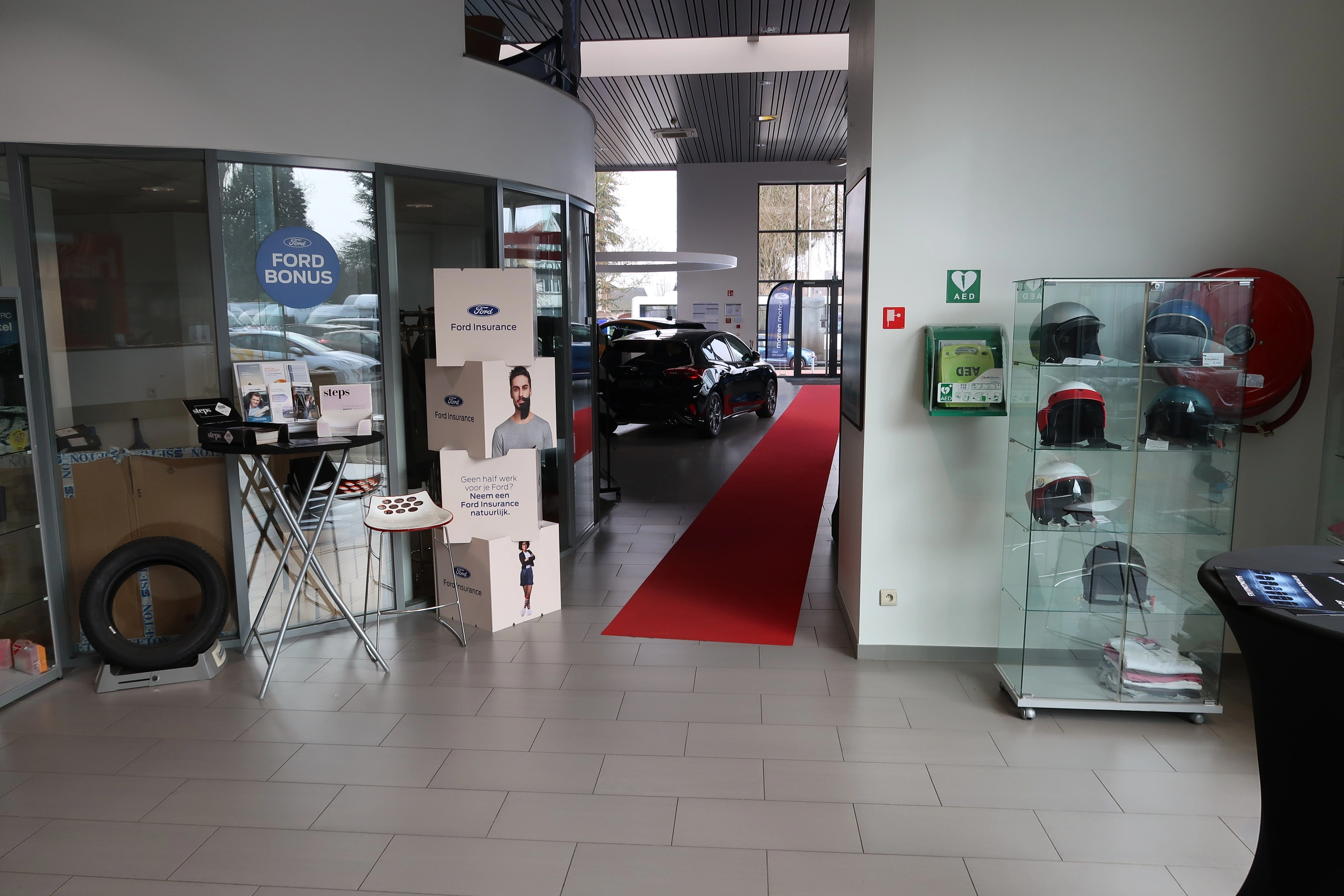 AED Binnen voorbij de toonzaal bij de receptie voor onderhoud van de garage
