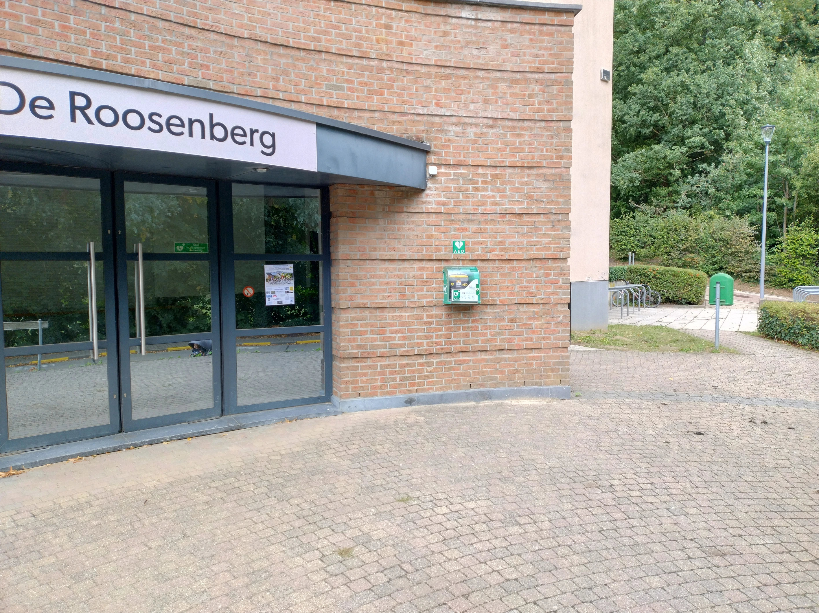 AED Buiten rechts van ingangsdeur van Gemeenschapscentrum De Roosenberg