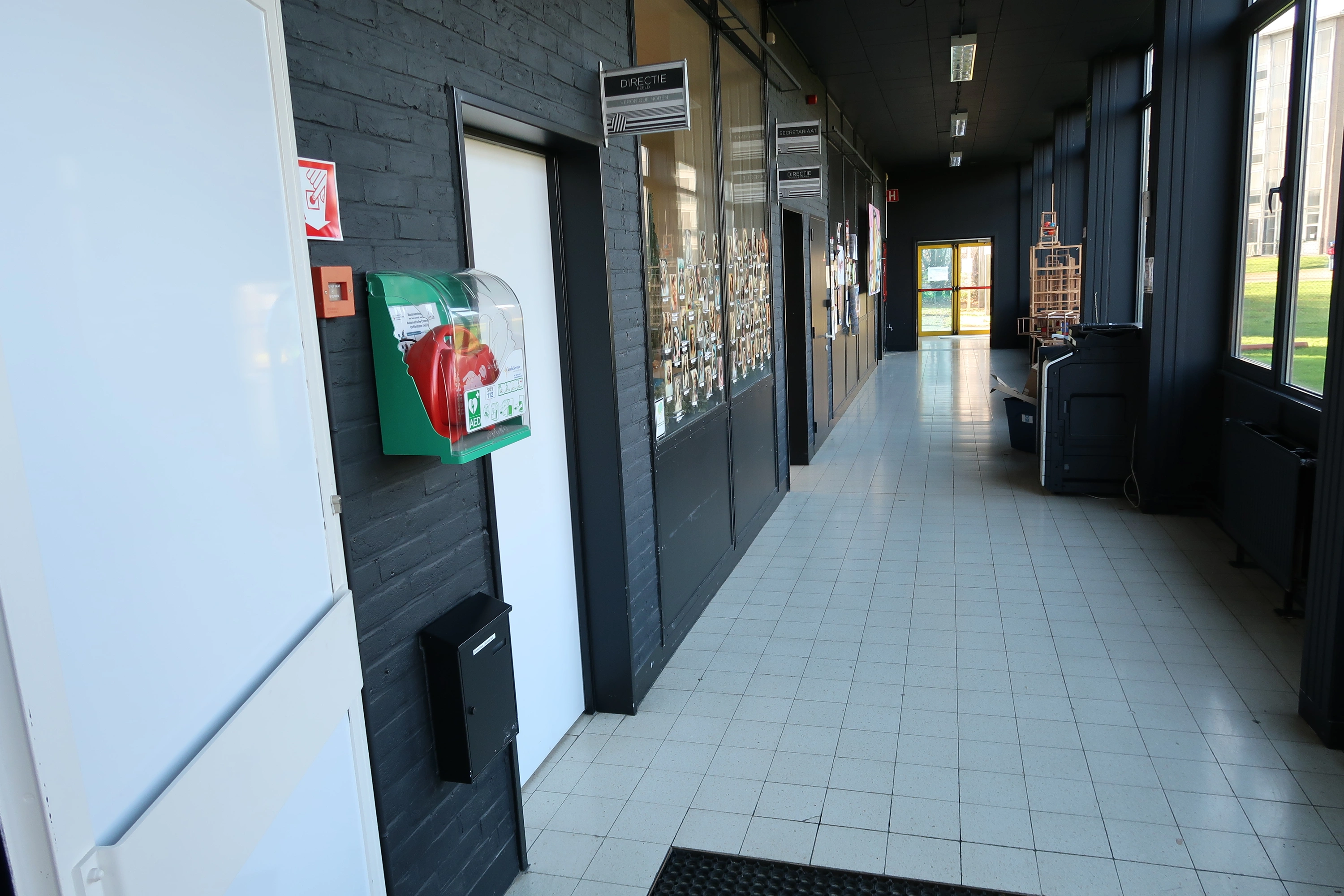 AED In de gang voor het secretariaat van de Pentagoon Academie