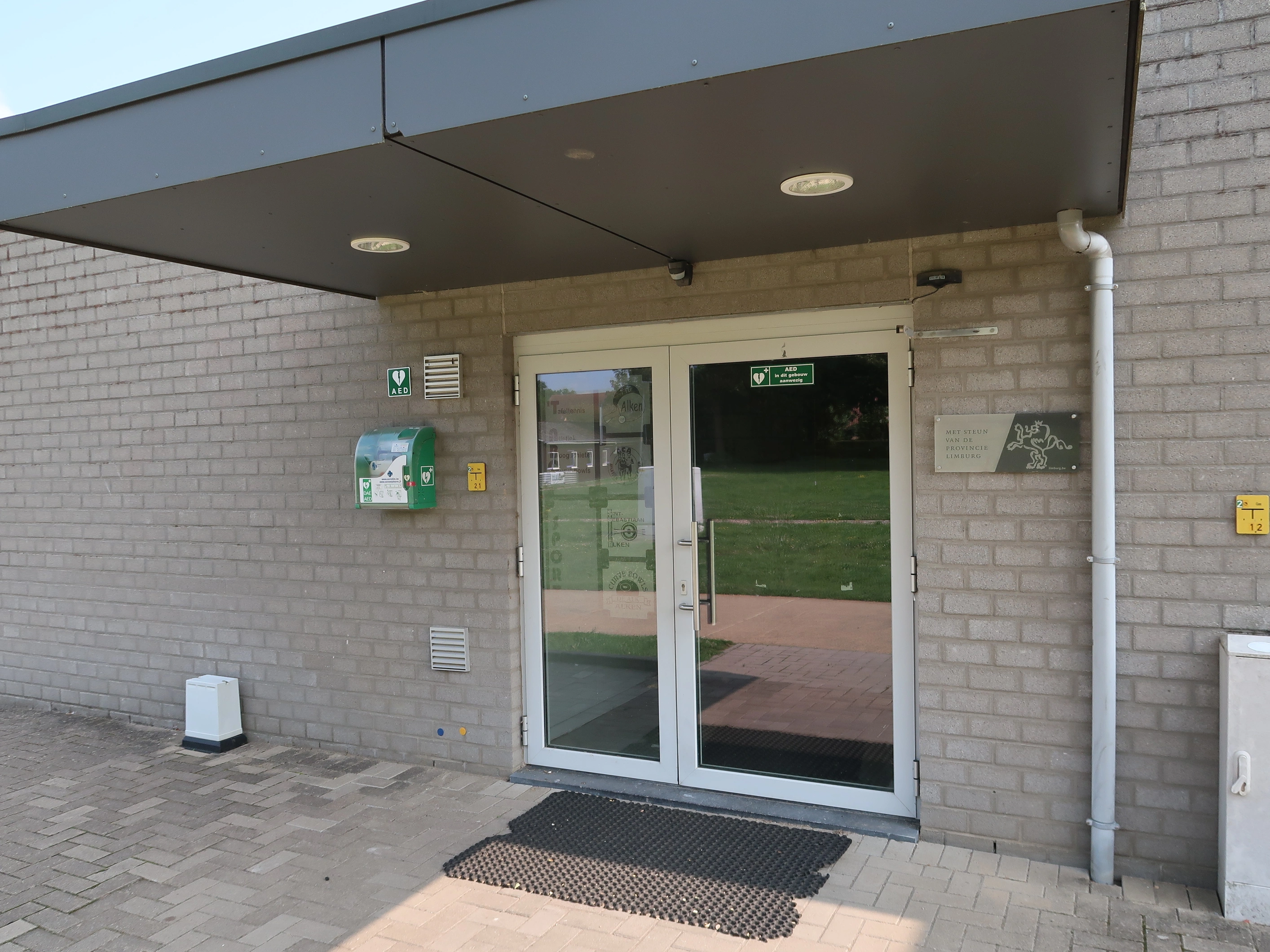 AED Links van de ingang van 't ABC Sport