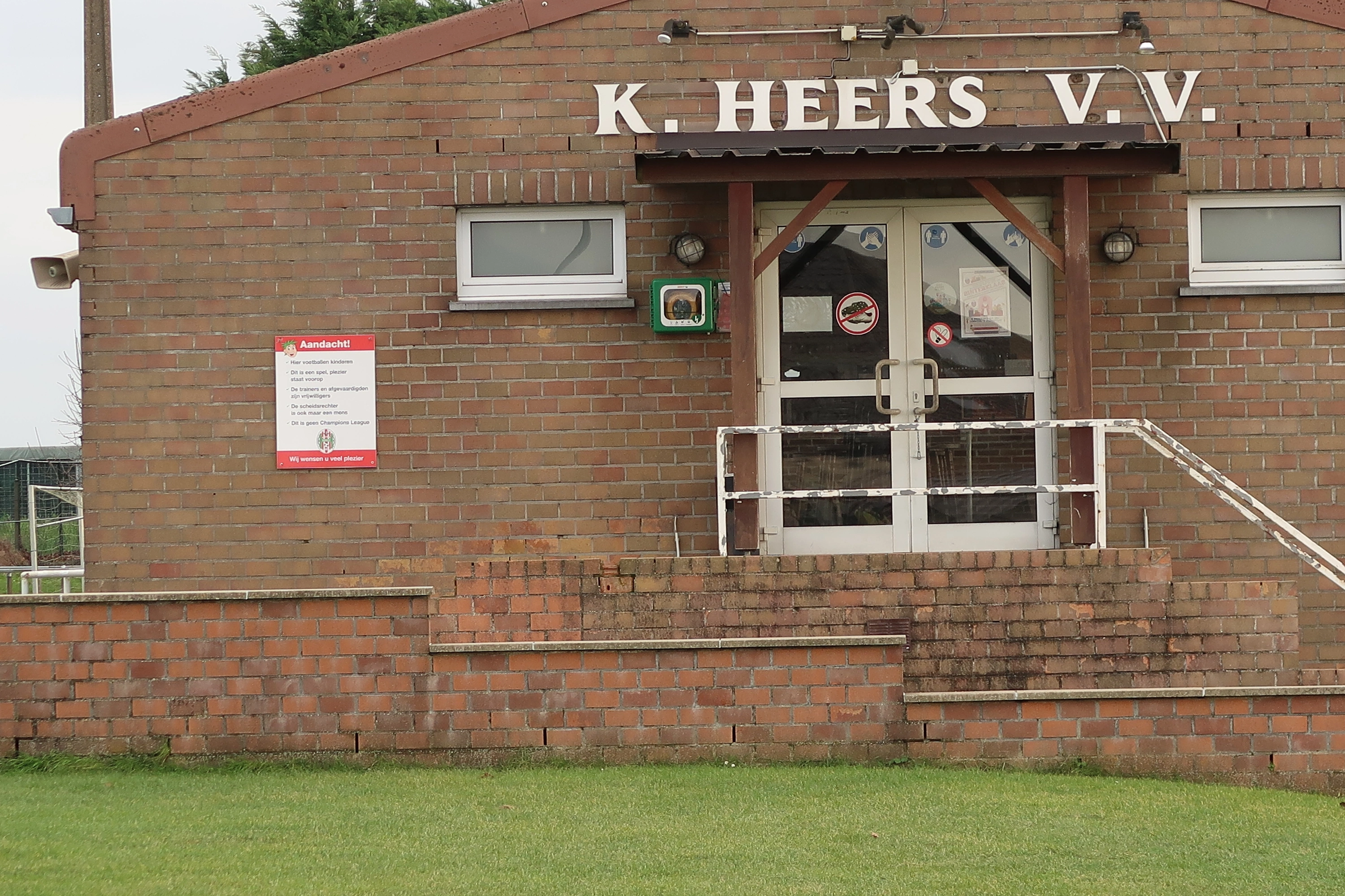 AED Buiten onder het afdak naast de ingangsdeur van de kantine van de voetbal