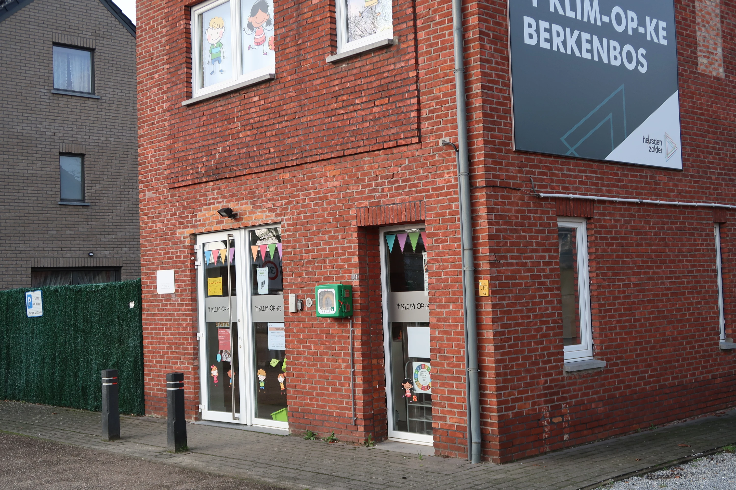AED Aan de voorgevel van de Kinderopvang, naast de voordeur