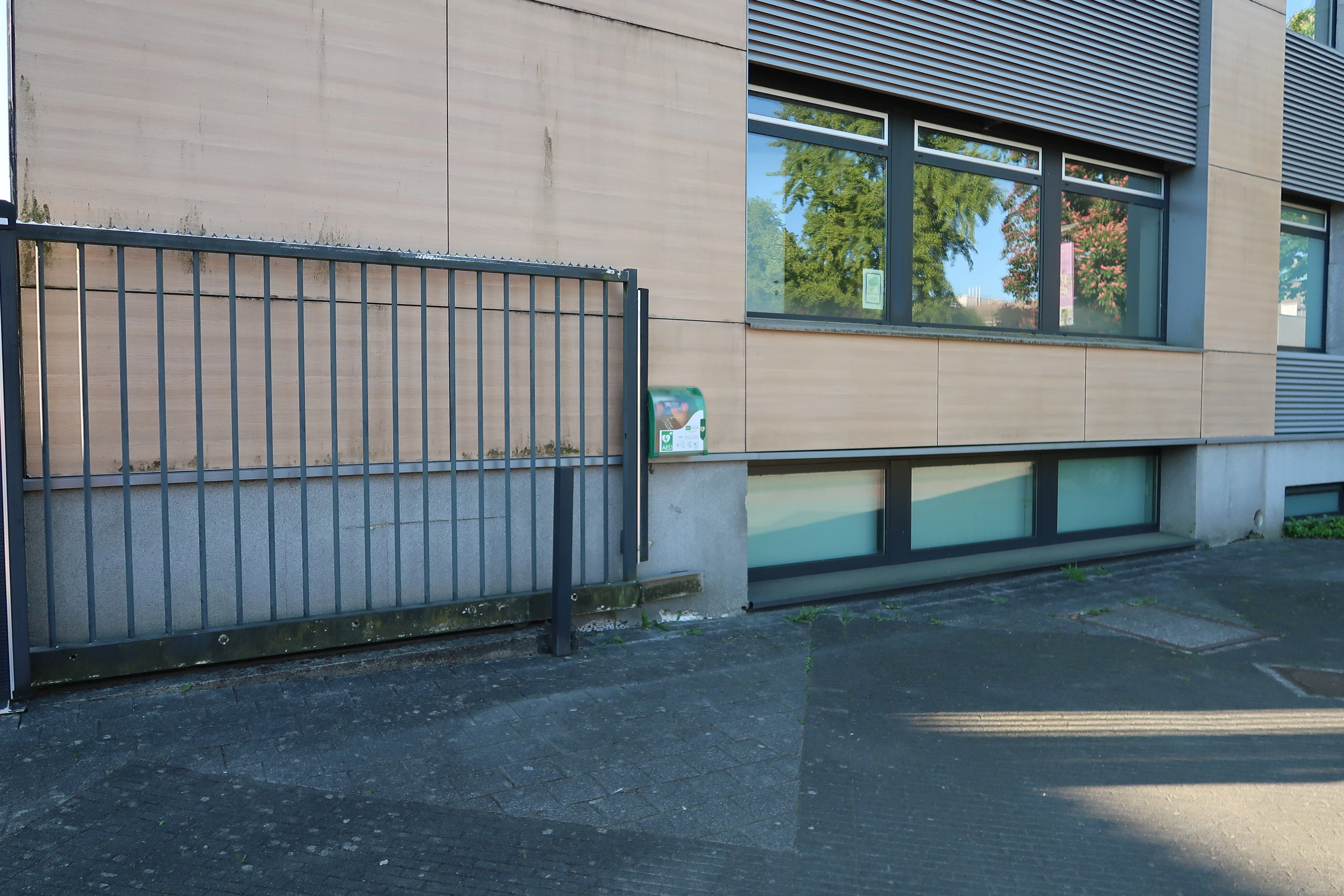 AED Links tegen de voorgevel van het administratief gebouw van Herk-de-Stad nr 30