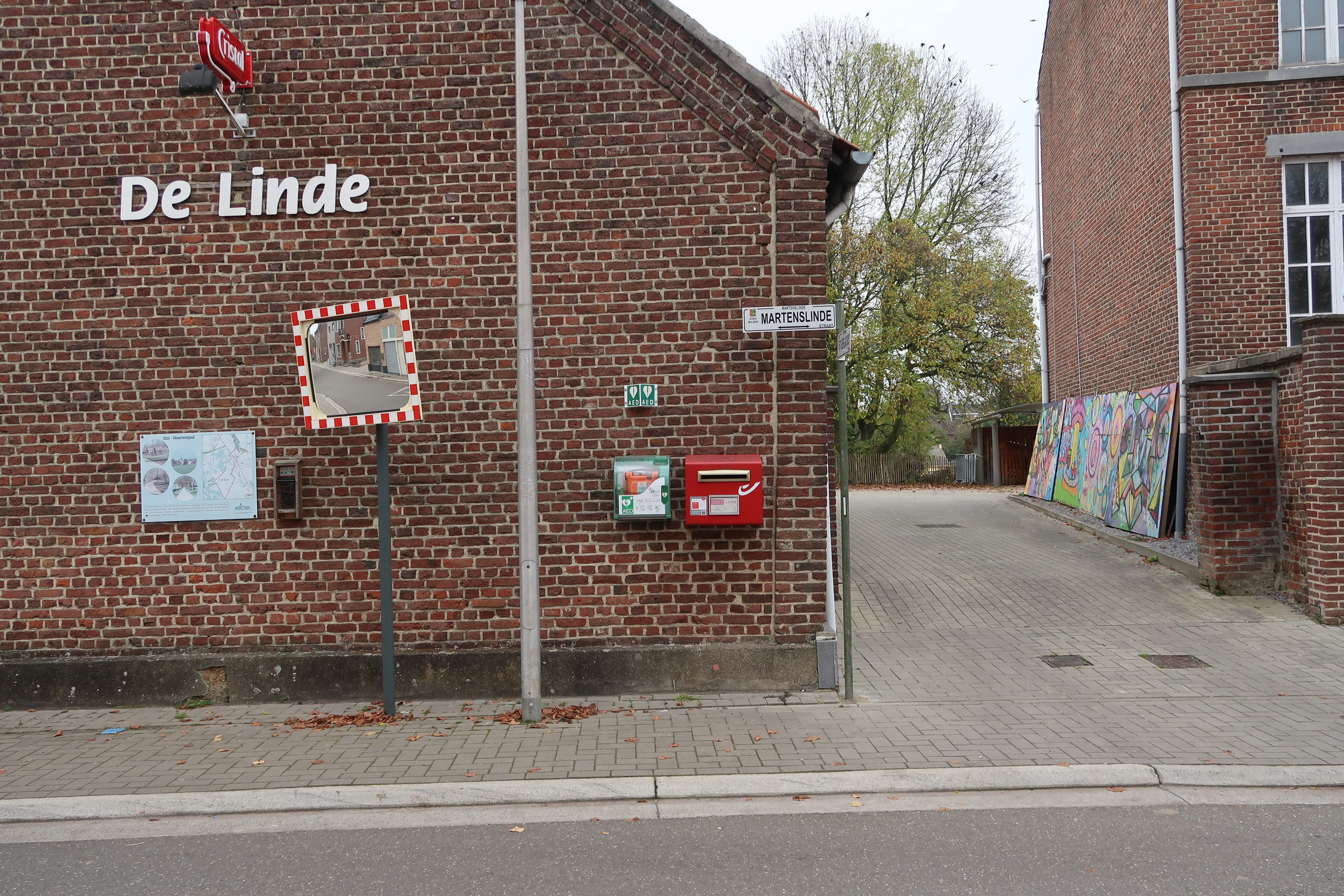 AED Buiten aan de straatkant van zaal De Linde