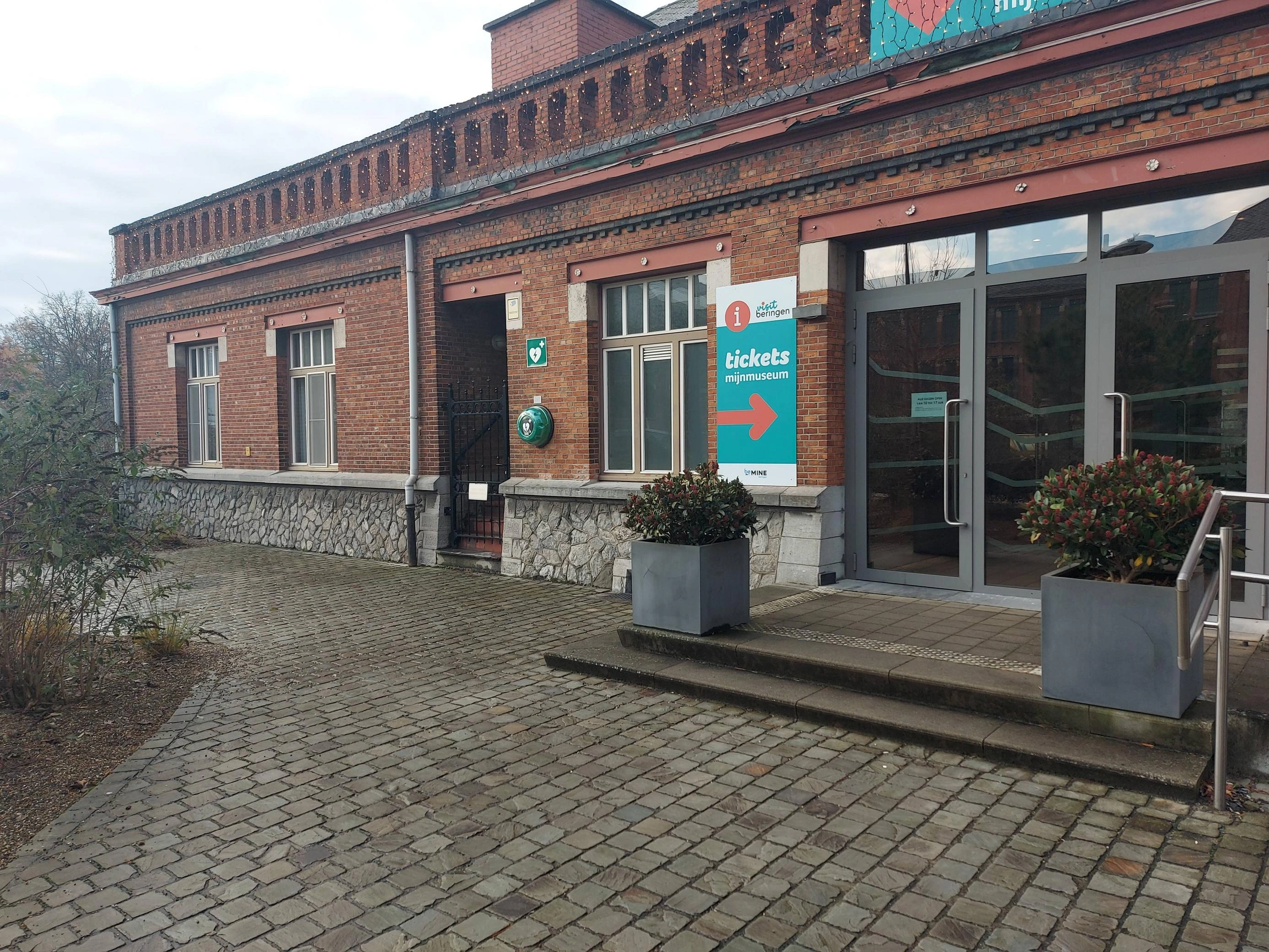 AED tegen muur buiten