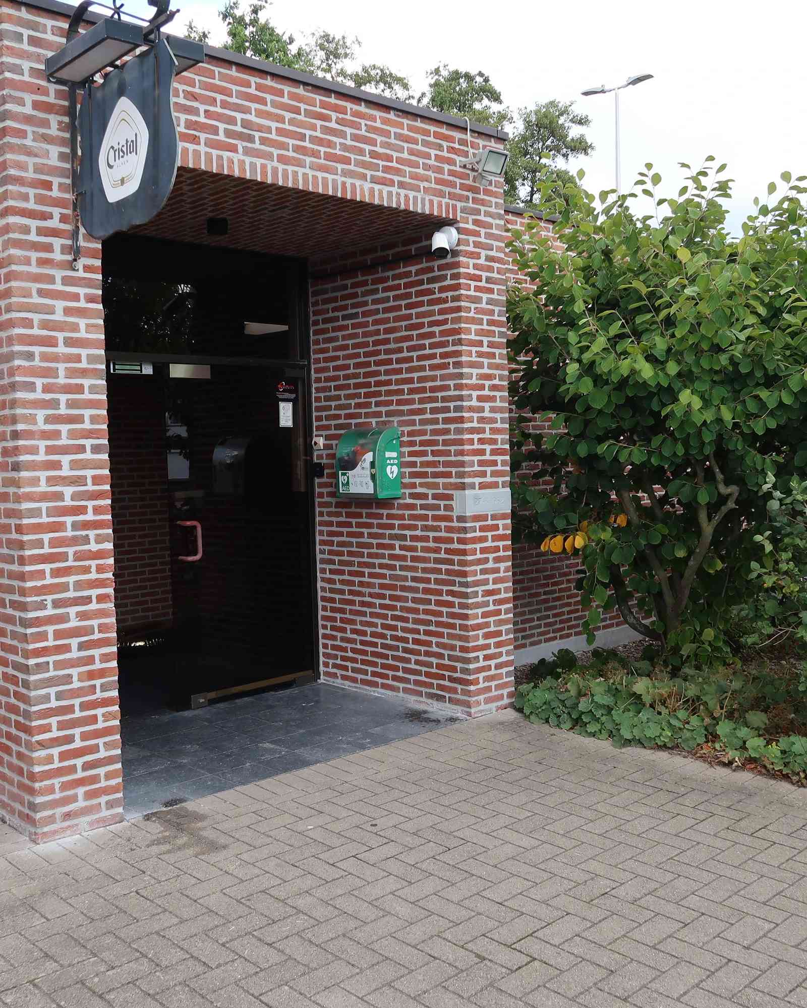 AED Buiten naast de ingangsdeur van buurthuis De Kei