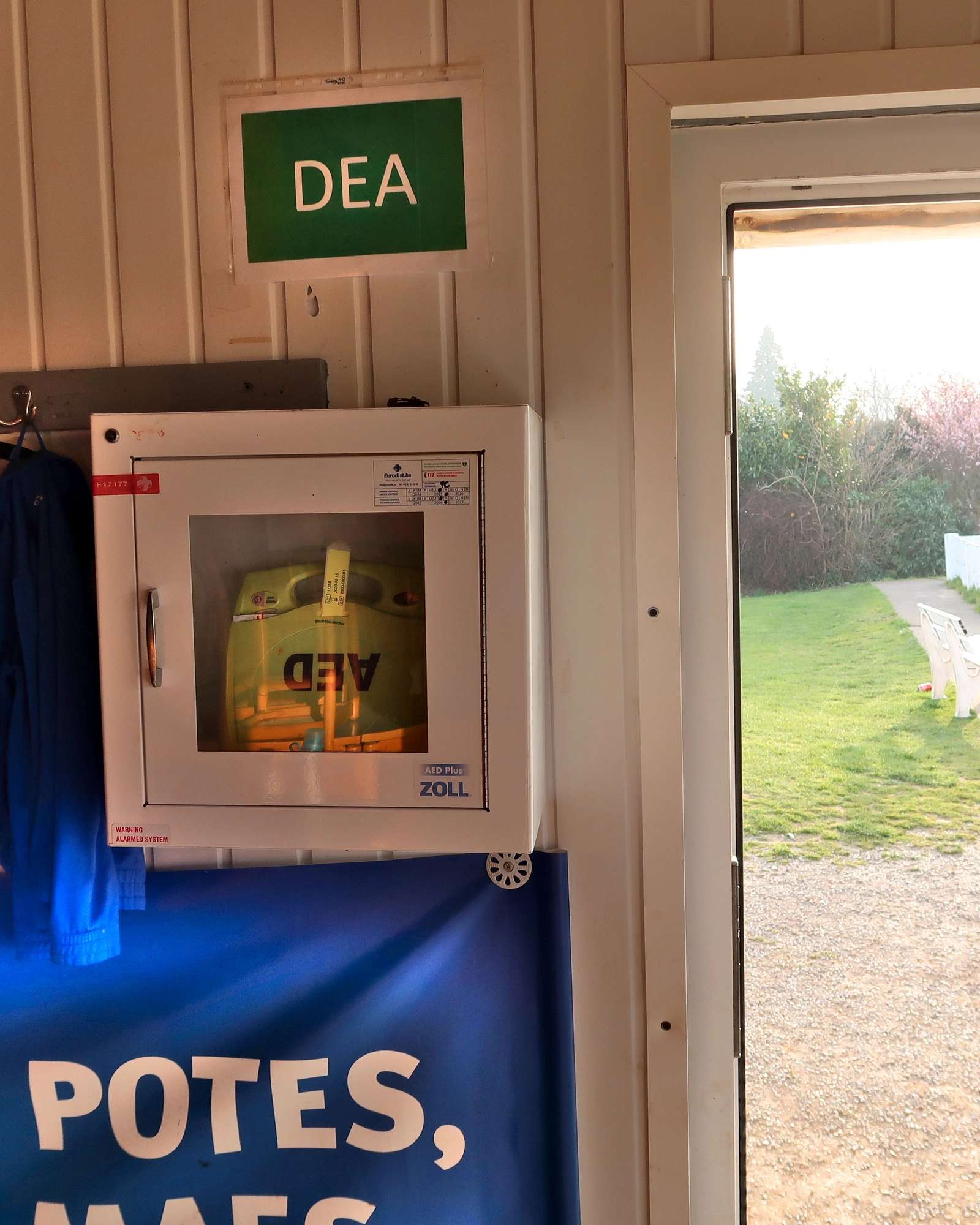 AED In de kantine van de voetbal JS Racour, net naast de ingangsdeur, open tijdens activiteiten