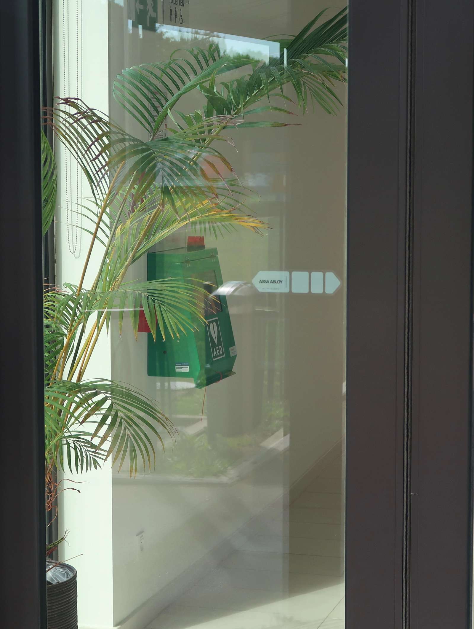AED in de inkomhal van het gemeentehuis