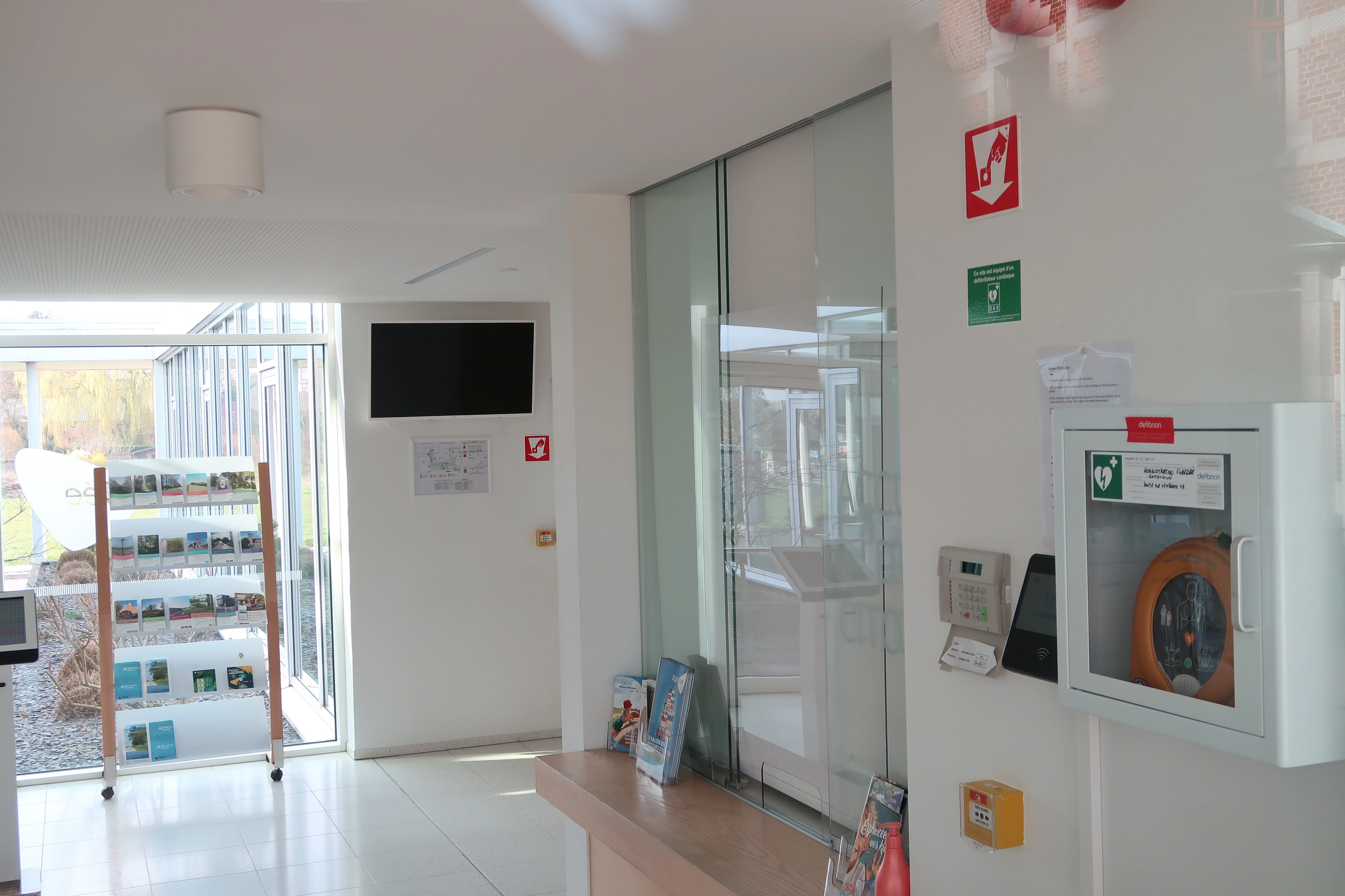 AED In de hall bij de receptie in het nieuwe gebouw van de gemeentelijke administratie van Eghezée. Onmiddelijk re