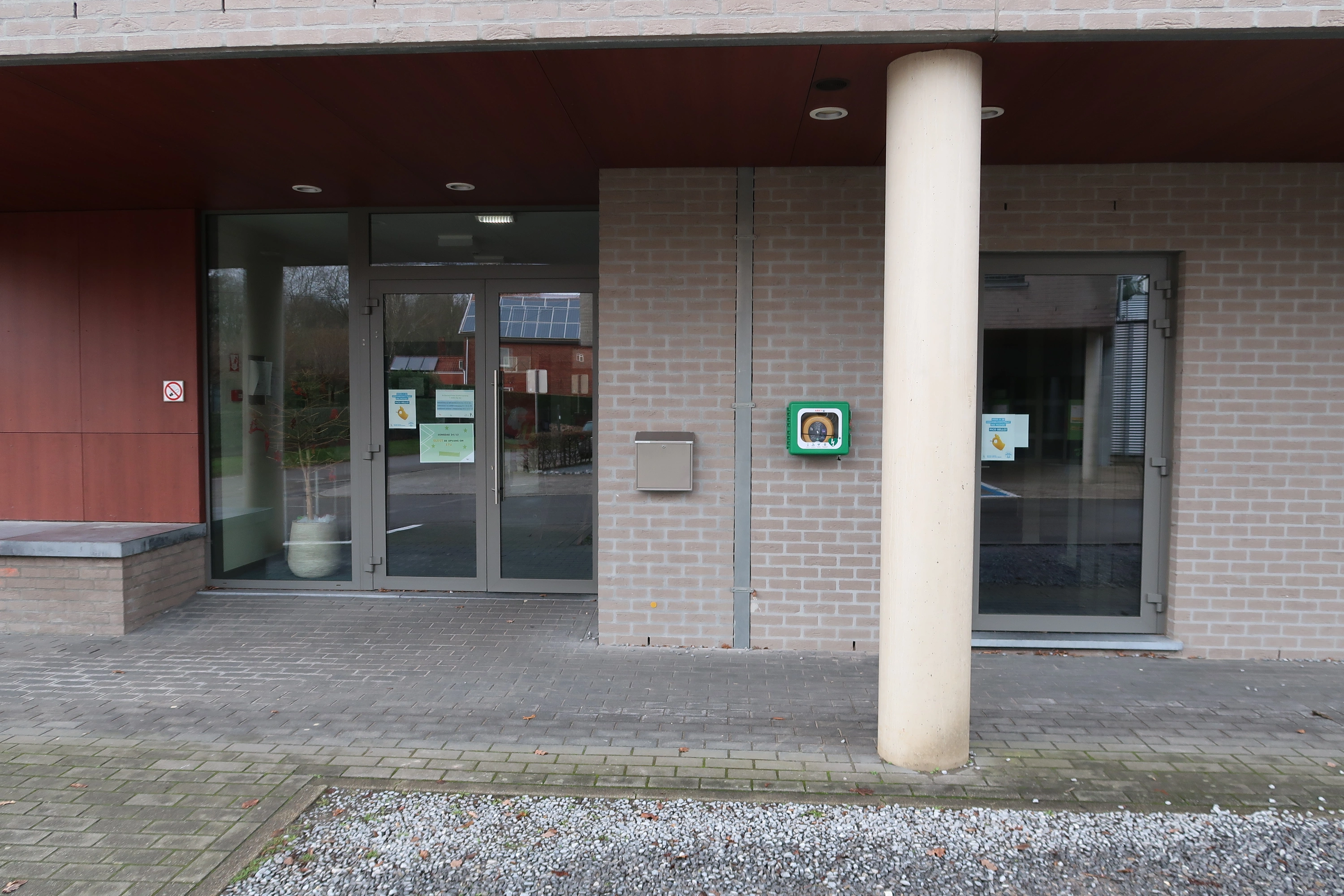 AED Buiten rechts van de ingang van de Buitenschoolse Kinderopvang