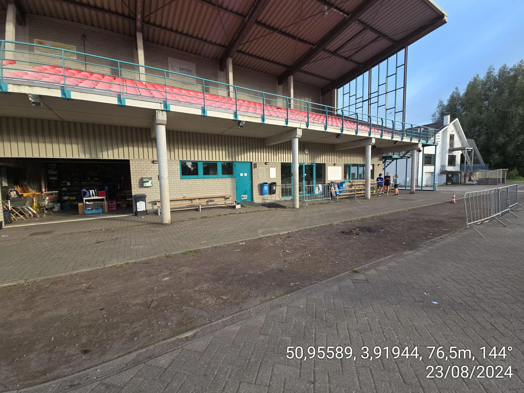 AED Aan de muur van het stadion, naast de gravelpiste.