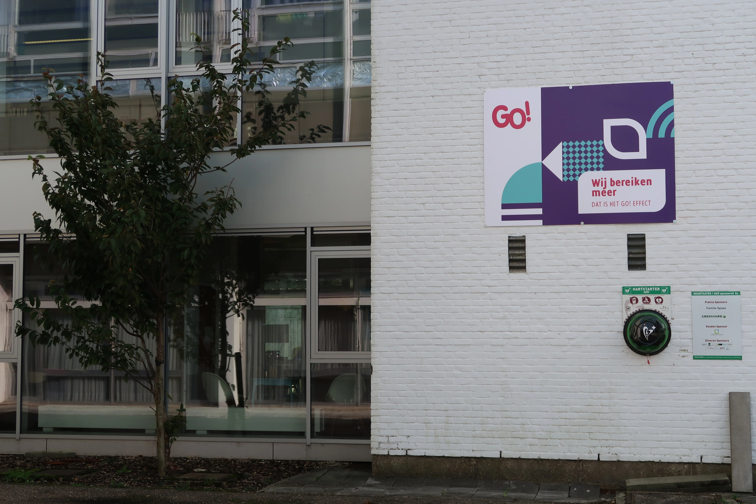 AED Tegen de gevel van de school Go!Campus