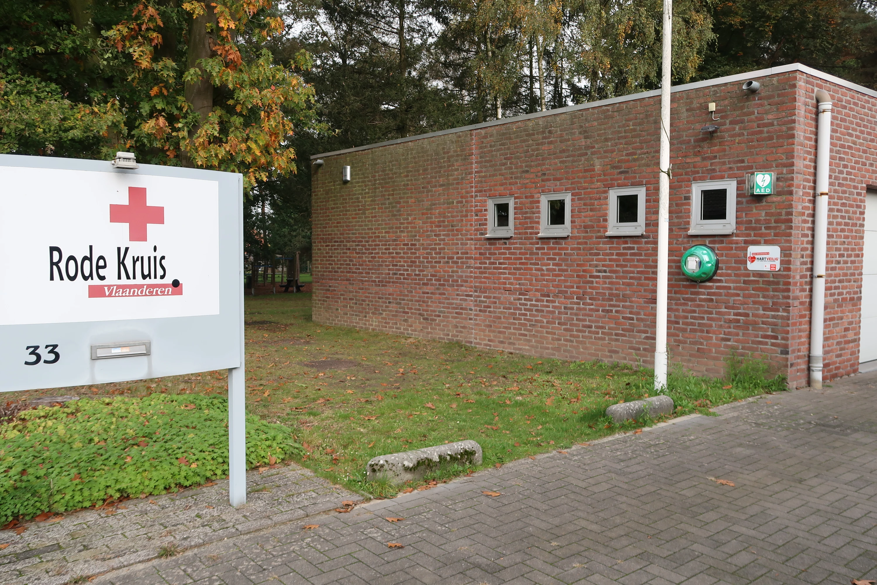 AED Buiten aan de voorkant op de hoek van het Rode Kruislokaal Wijshagen