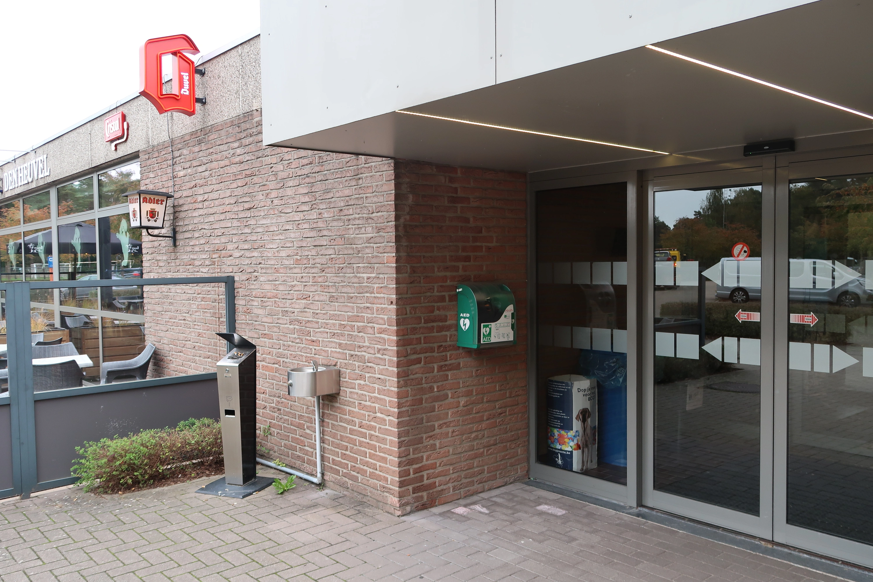 AED Buiten links van de ingang van de sporthal in Eksel