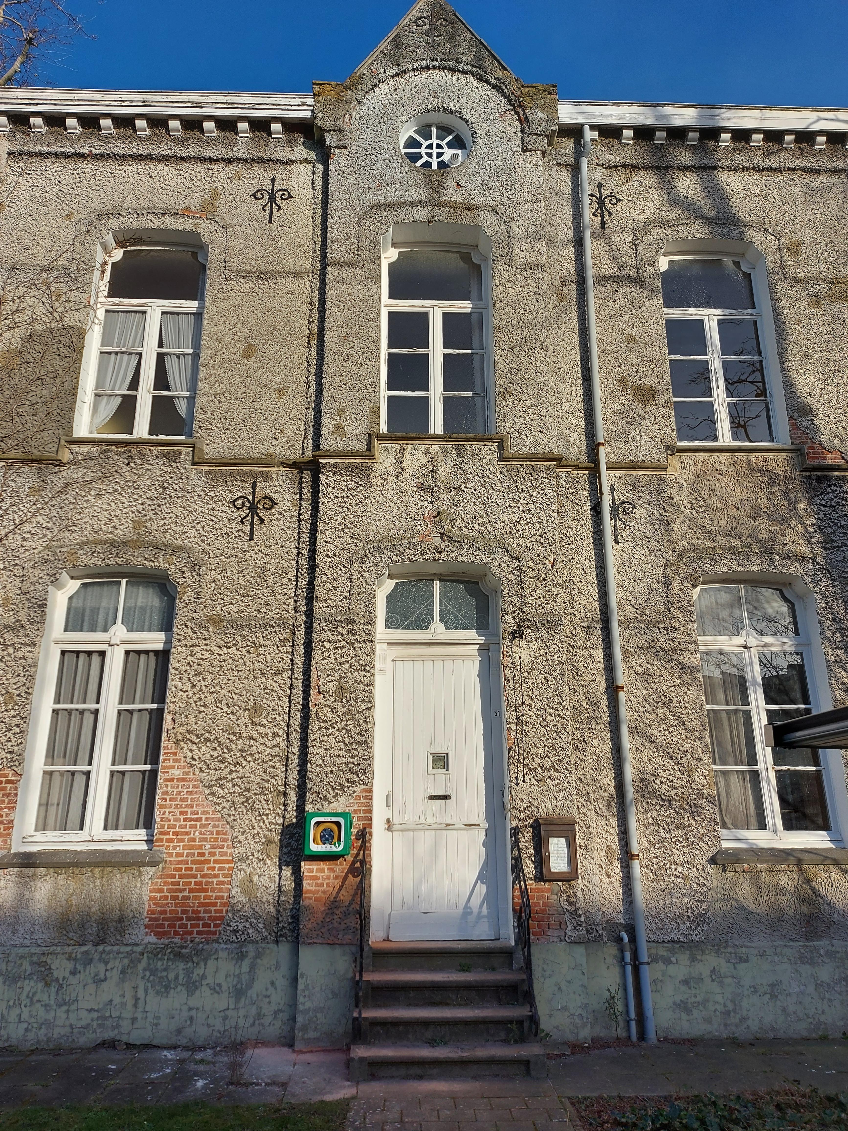 AED links naast de deur